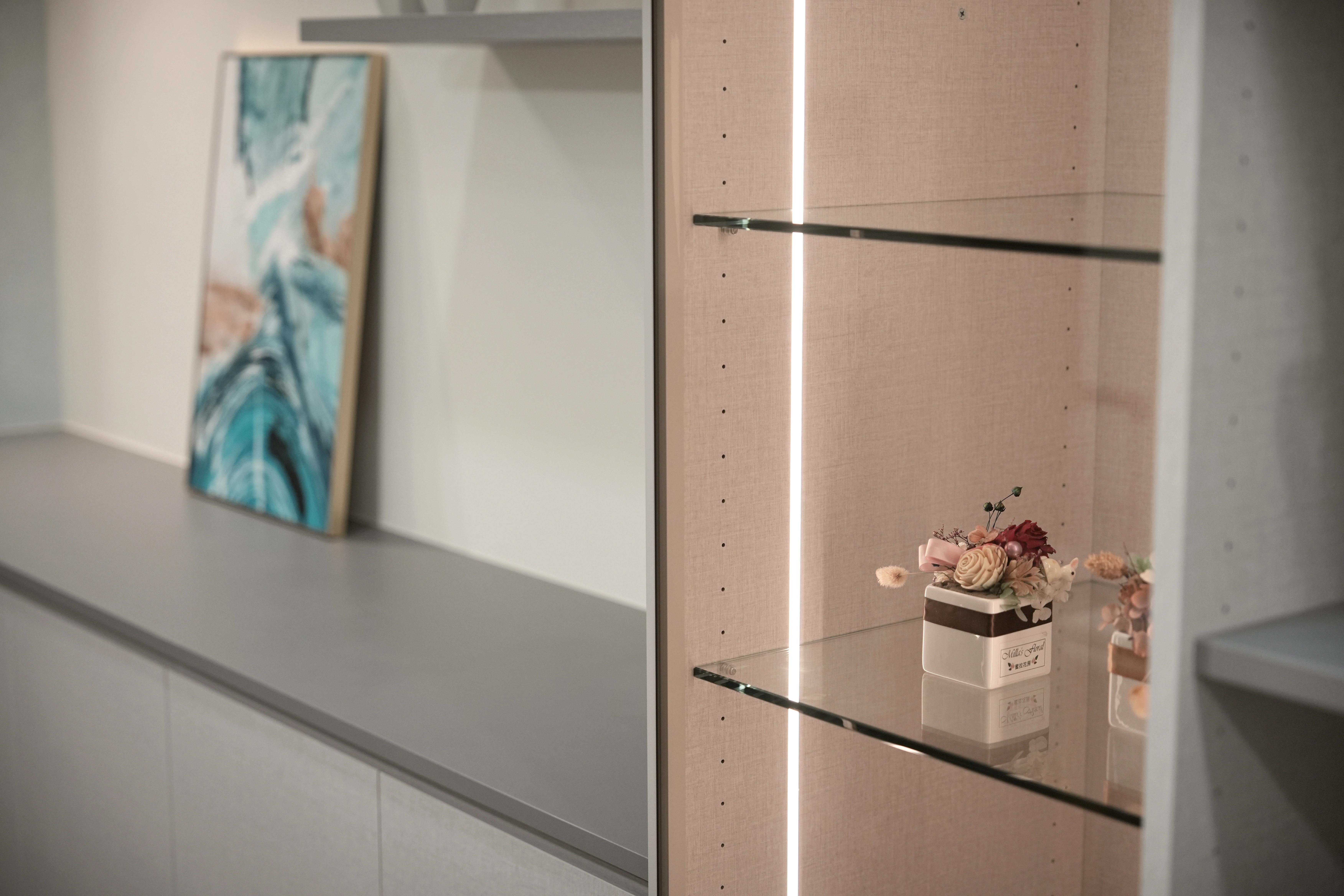 德盈小宅裝修實例:客廳轉角系統櫃與玄關動線整合規劃