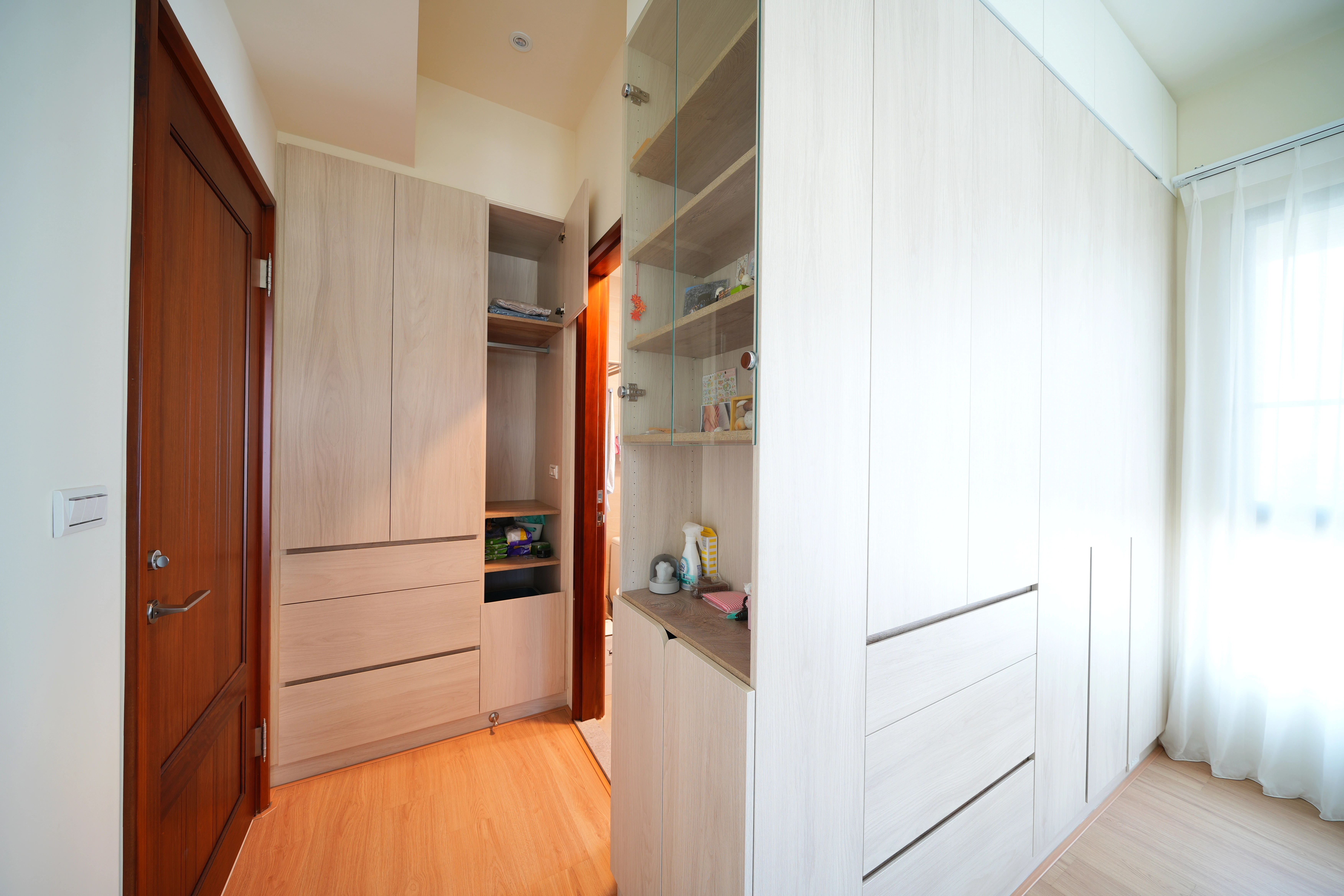 德盈室內設計精細工法:衣櫃側邊玻璃展示櫃設計,結合開放式收納與美觀展示,增添空間視覺層次感。