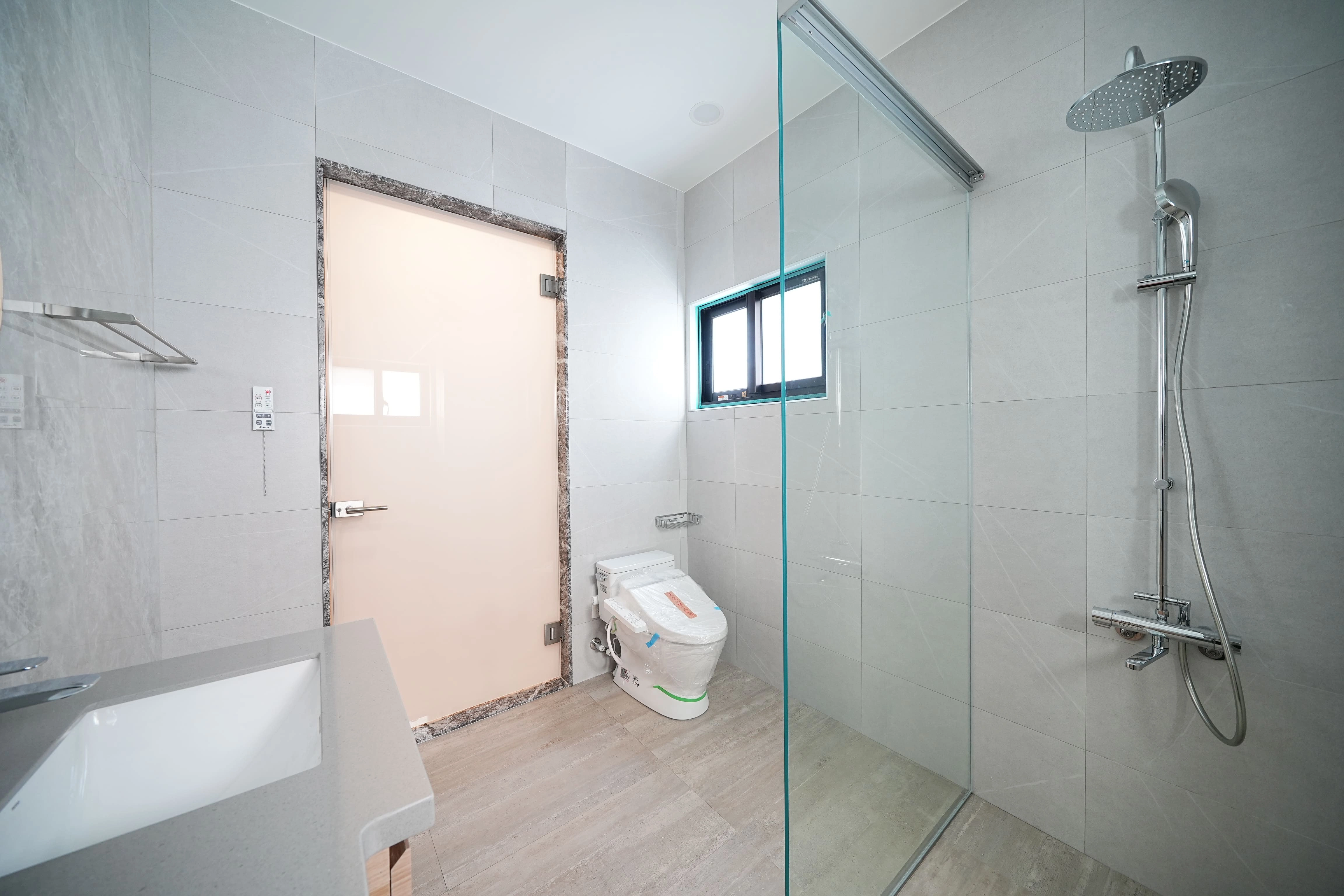 衛浴選用高級石材磁磚鋪陳,搭配乾濕分離設計,打造飯店式浴場。