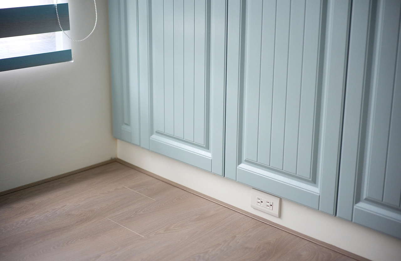 德盈設計衣櫃案例：歐風古典系統衣櫃整合展示機能，純白簡約設計演繹現代精品更衣室。