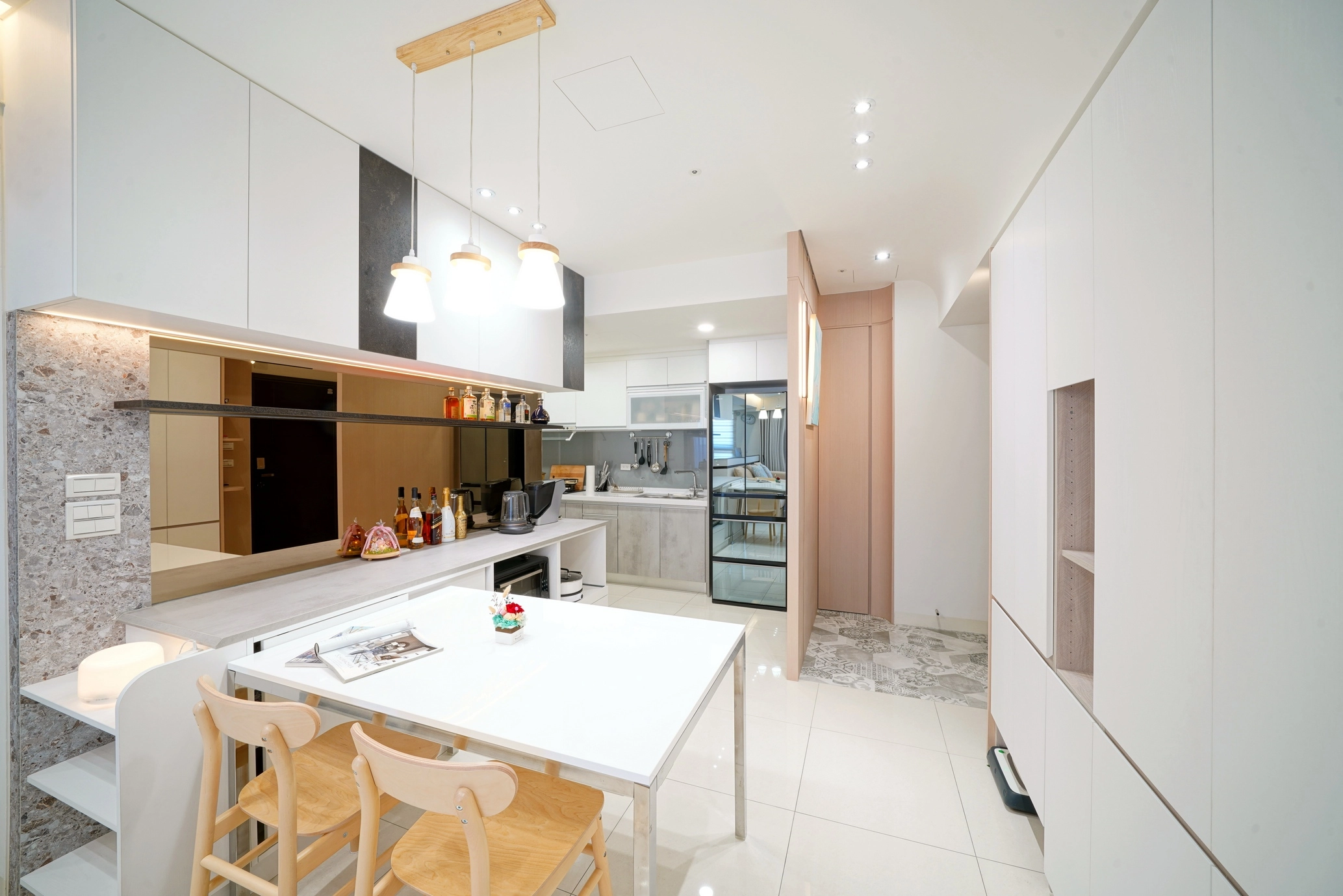 德盈設計收納案例:現代風系統高櫃結合餐廚動線,純淨色調與流暢動線優化小宅收納機能。