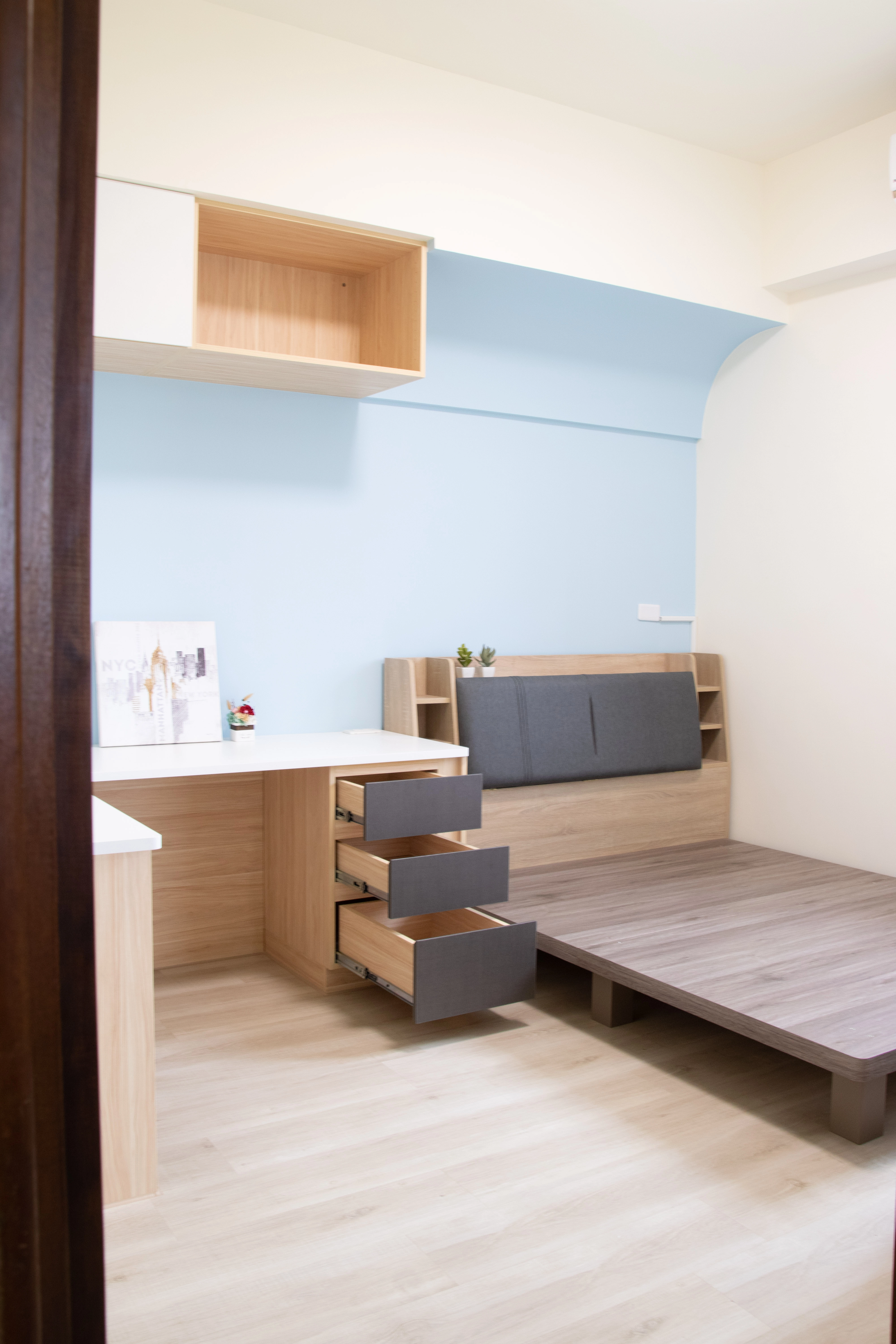 系統櫃分層收納： 專精系統櫃設計，量身打造整潔機能宅，實現夢想家園。