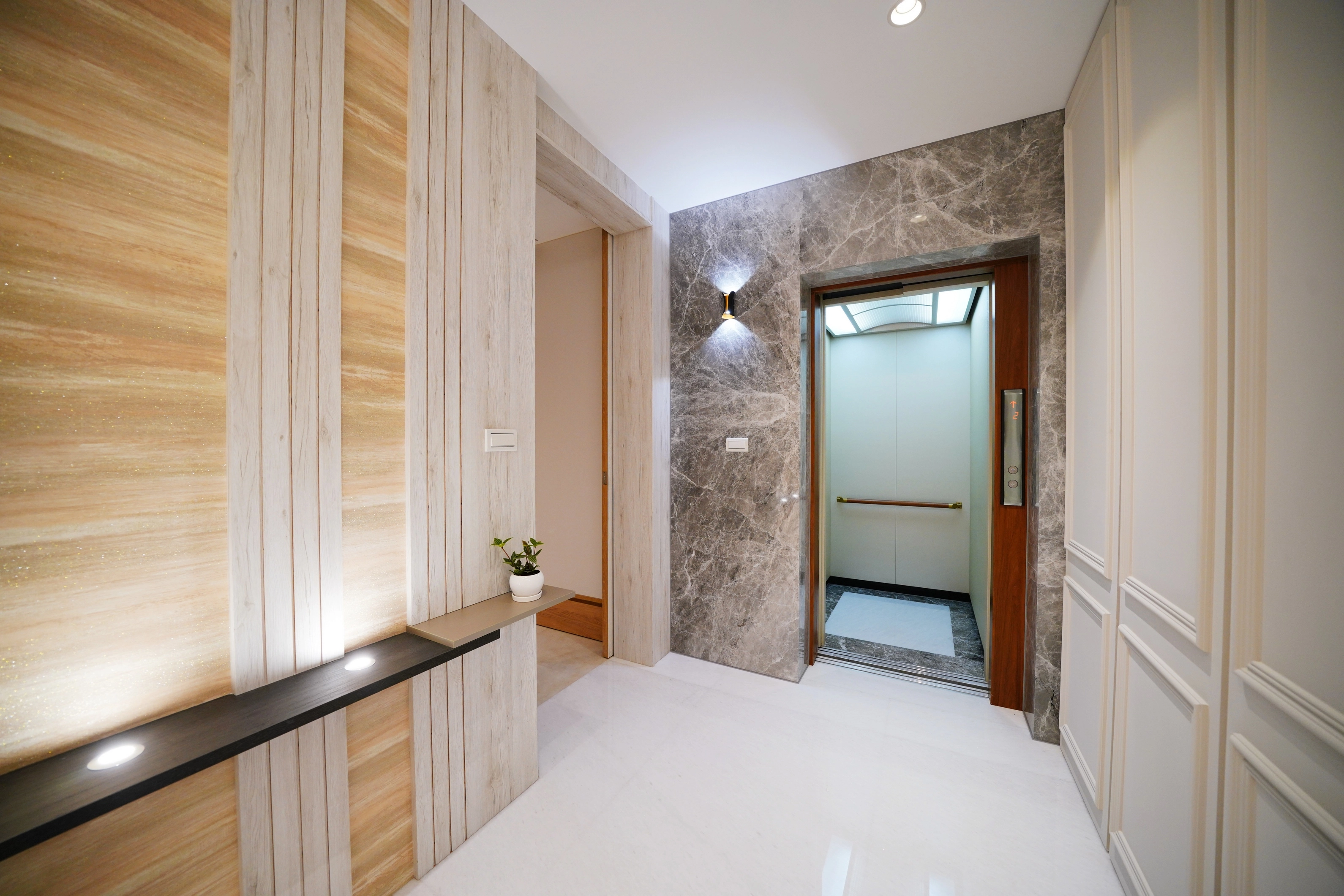 廊道轉角精心設計藝術展示層架,讓家中的過渡空間變身精緻藝廊。