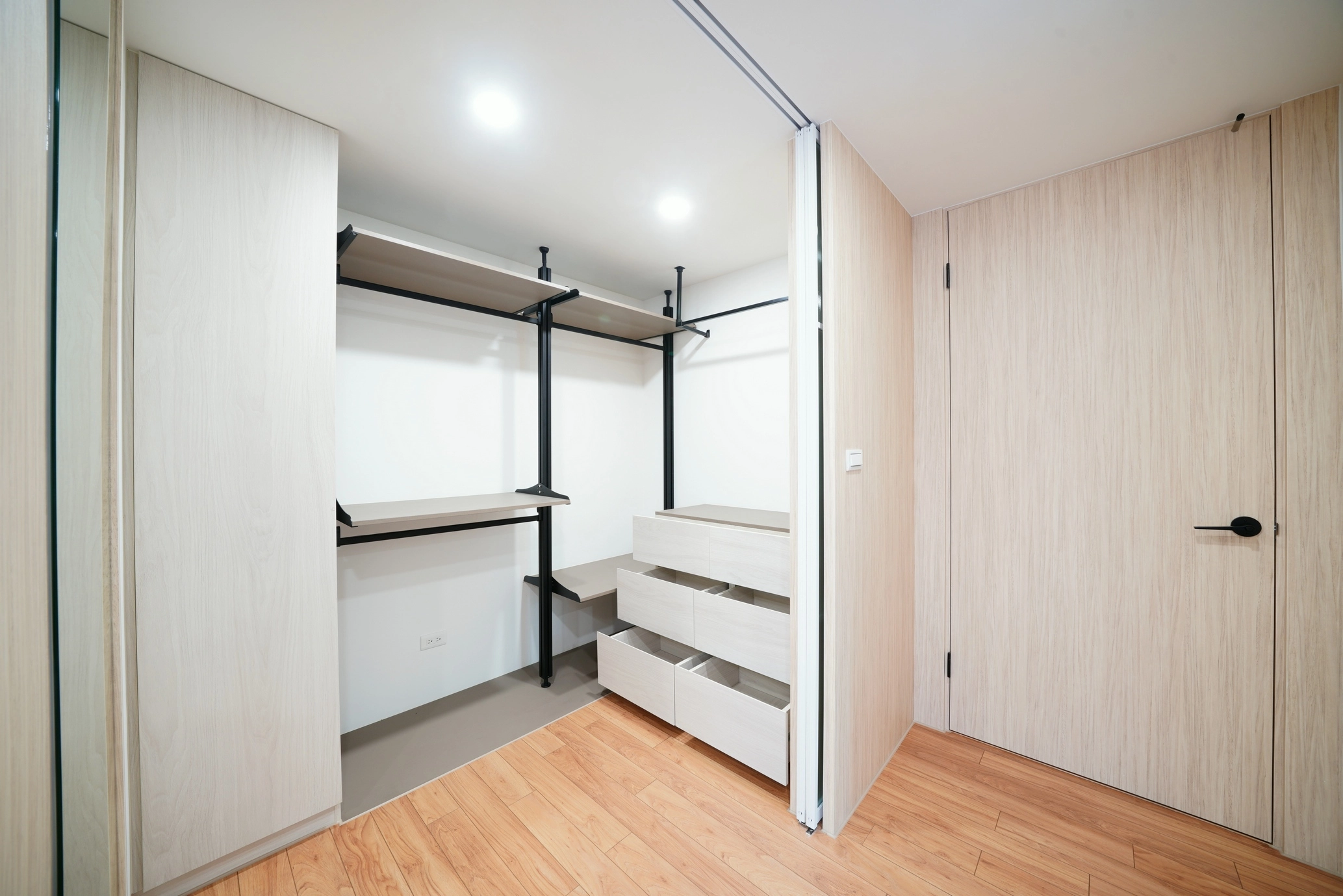 德盈室內設計,客臥系統櫃規劃,簡約木質色系打造實用更衣收納空間。