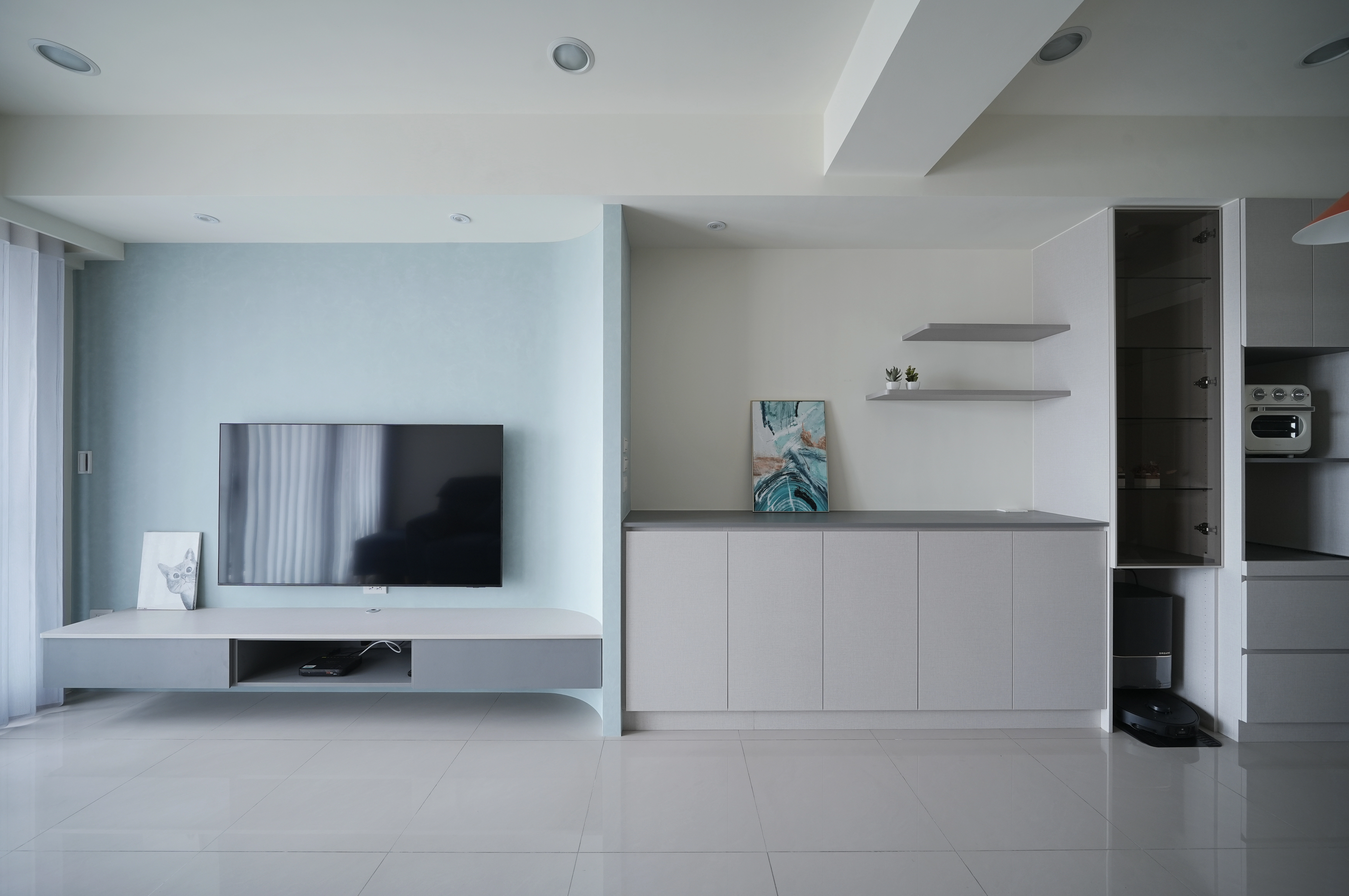 德盈小宅裝修:系統牆面整合懸空電視櫃打造極簡客廳收納