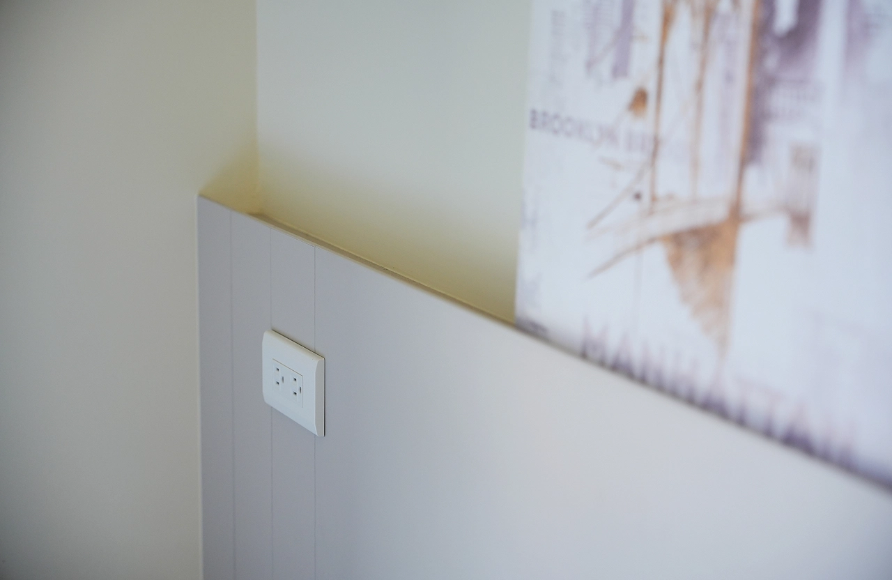 德盈設計規劃：於床頭背牆增加插座，解決睡前滑手機充電需求，體貼實用的臥室電路配置。