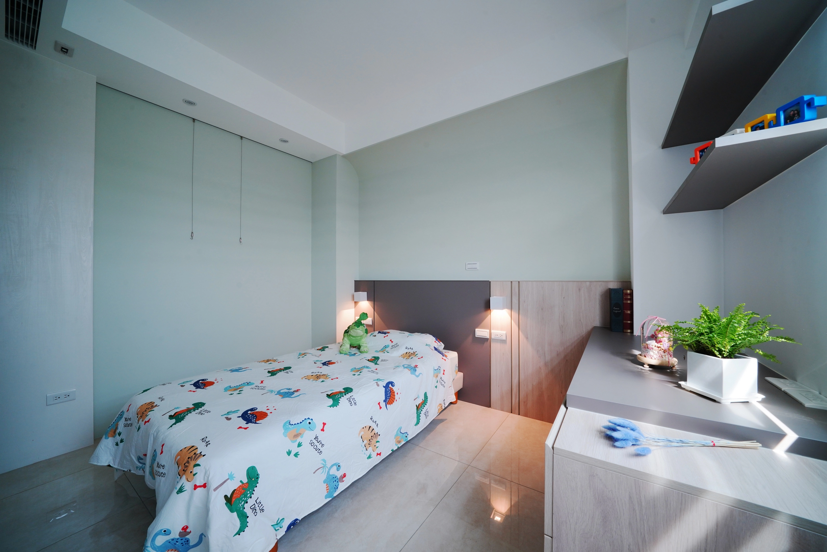 孩臥採取清新活潑的跳色設計,結合系統書桌打造專屬成長天地。