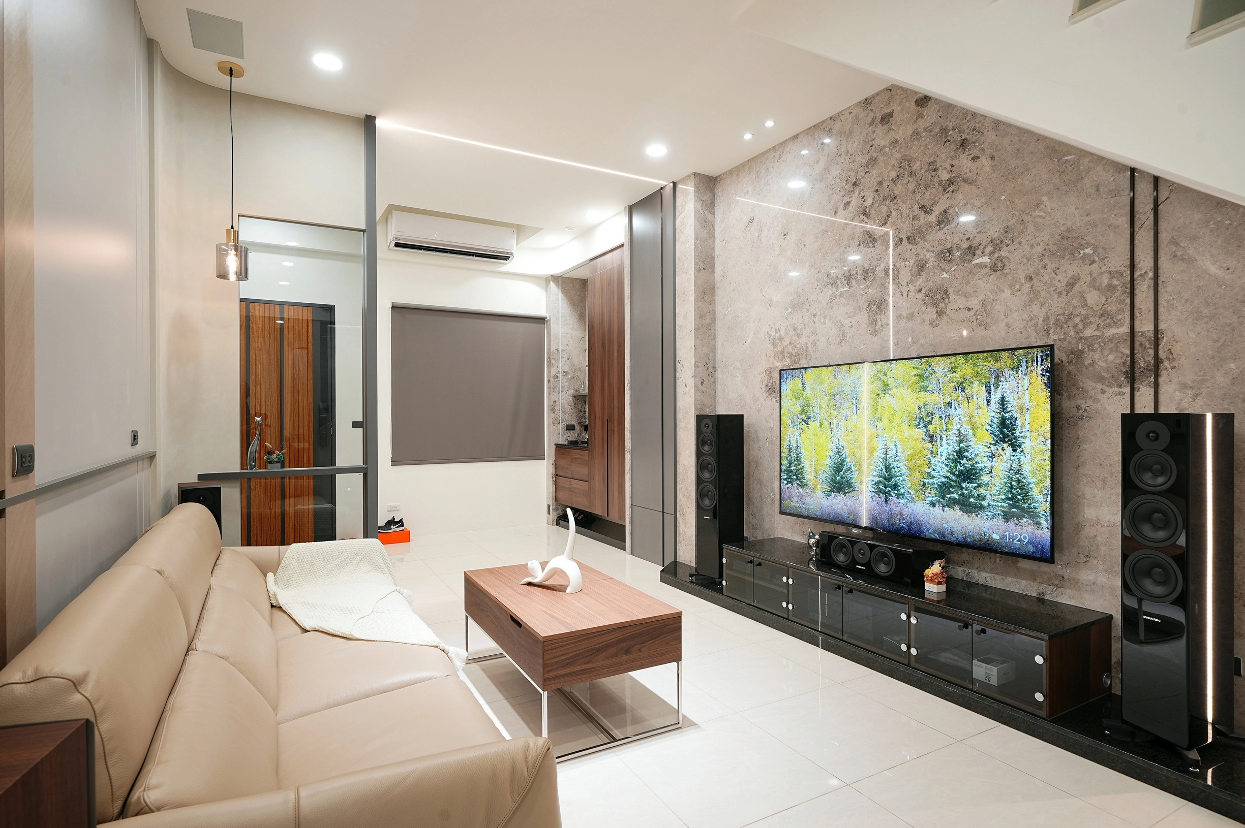 高雄仁武透天厝,都會摩登風貌。玻璃隔屏與大理石檯面,營造低調奢華質感。