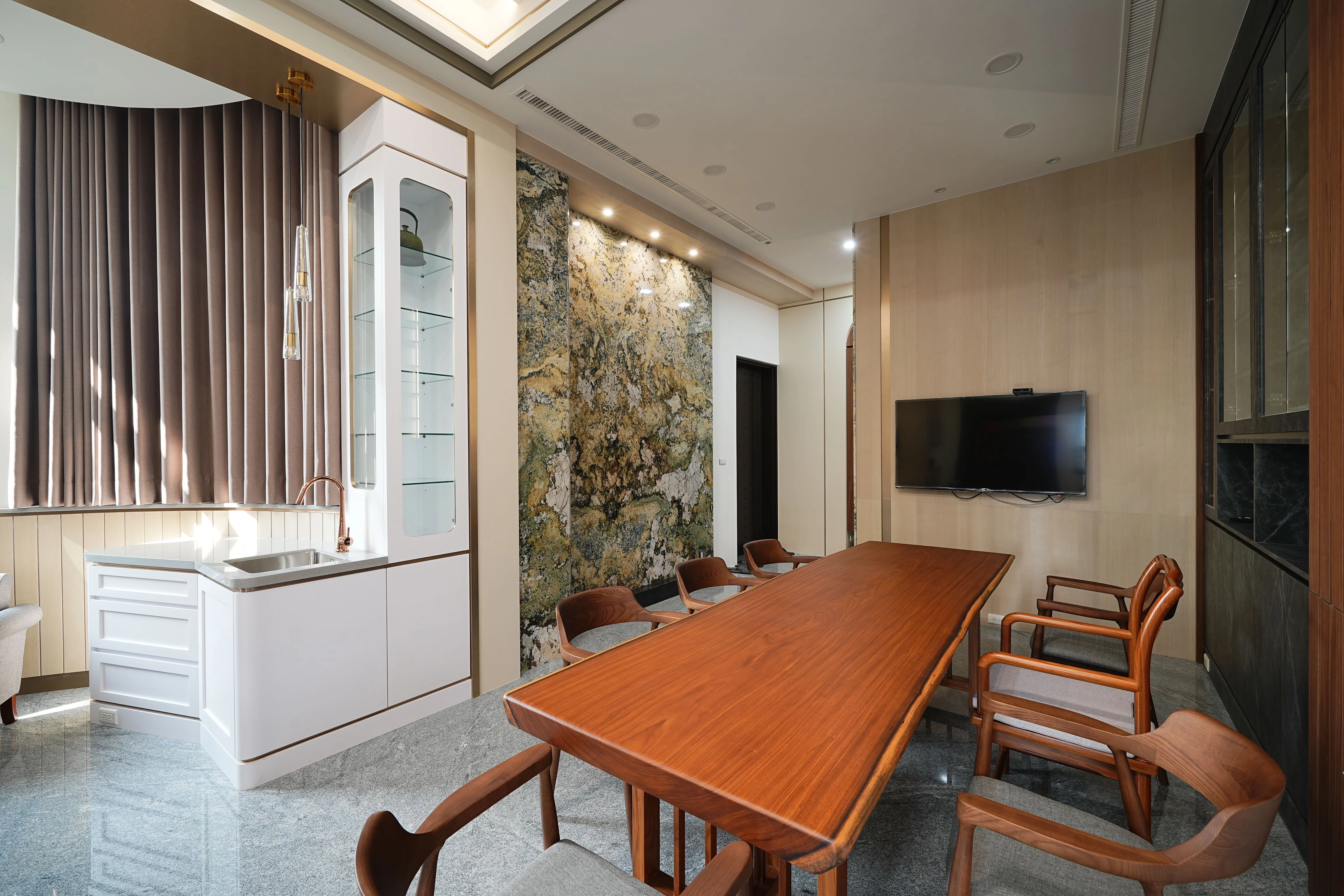 挑高接待廳融合新古典與輕奢感,精緻大理石與金屬打造大器開場。