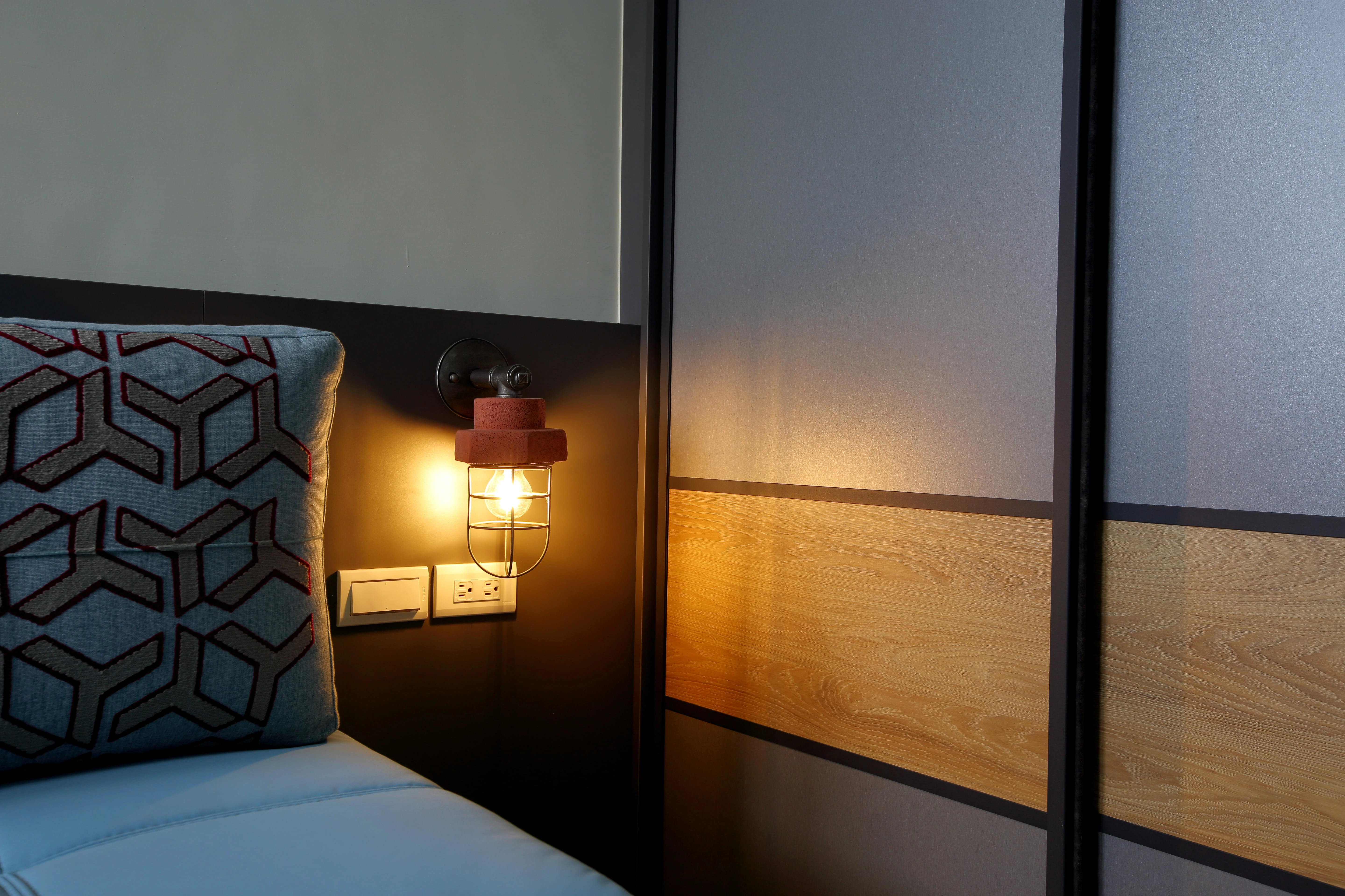 流暢線條與溫潤木質平衡: 溫柔中和冷色調,營造靜謐舒適氛圍。