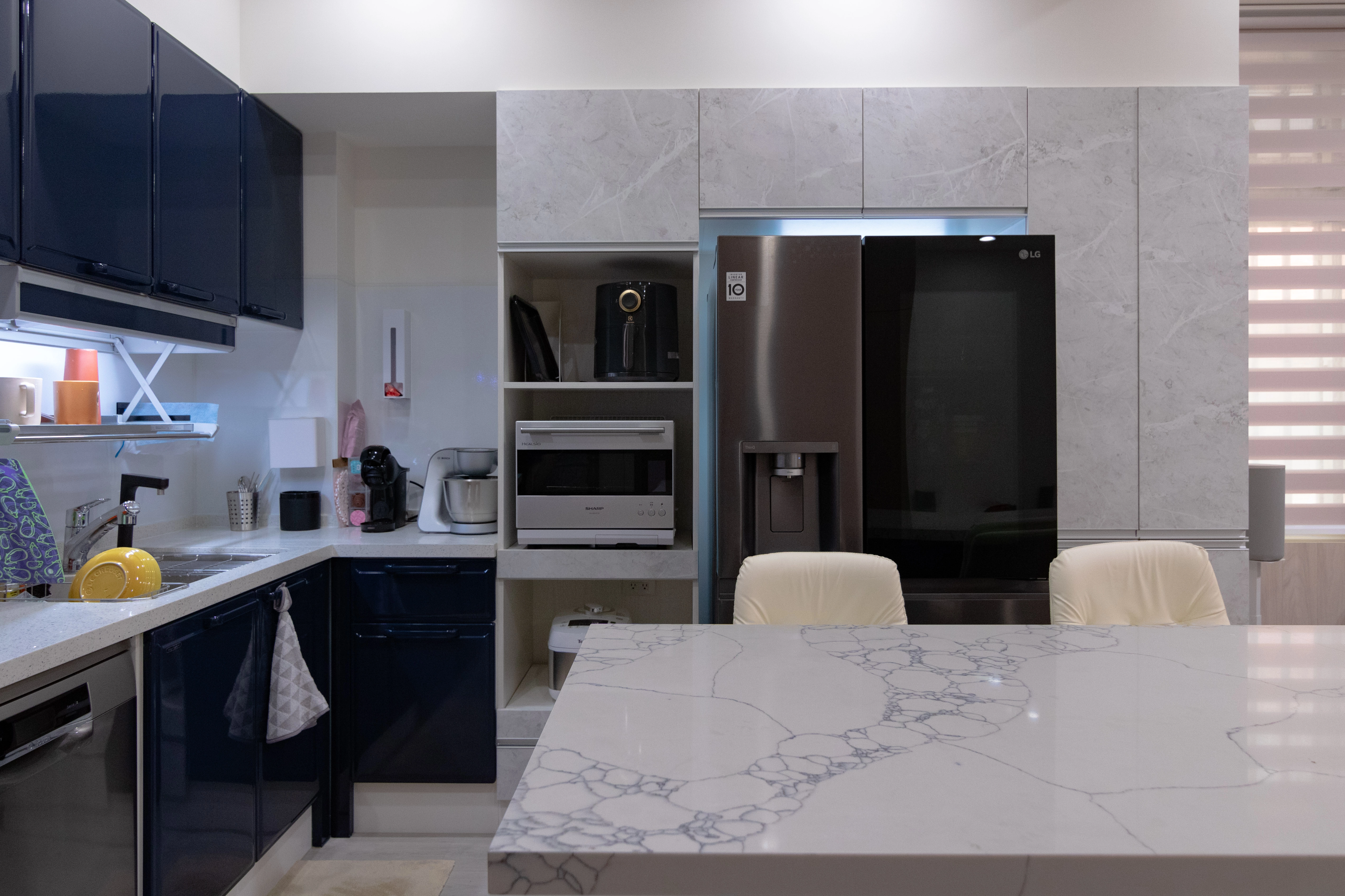 德盈室內設計:中古屋廚房翻新,客製化嵌入式電器櫃與大容量冰箱收納,打造整潔高效能餐廚空間。