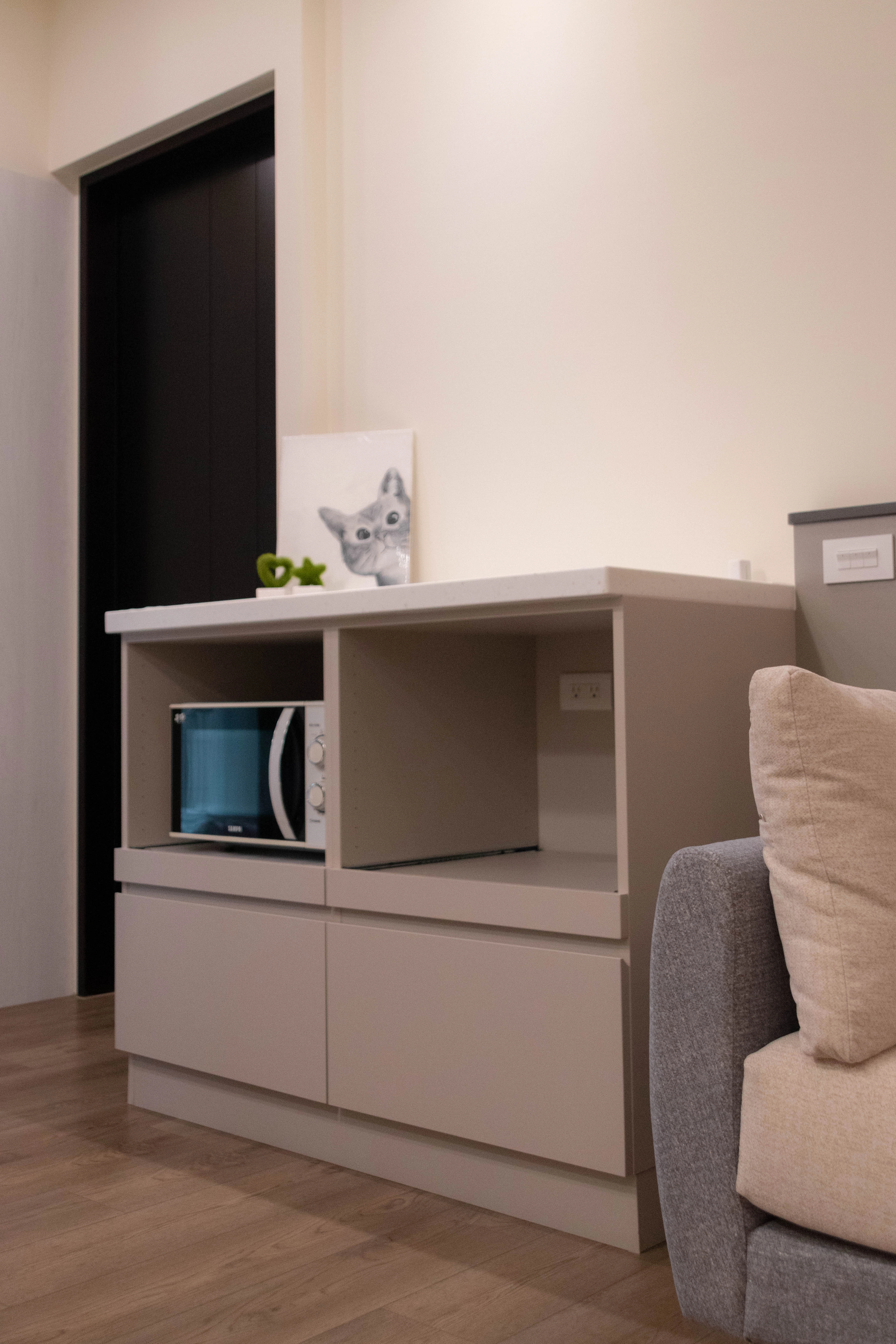 德盈室內設計：客製化廚房電器櫃規劃，系統式收納整合各類廚電，讓烹飪空間維持清爽俐落的現代美學。