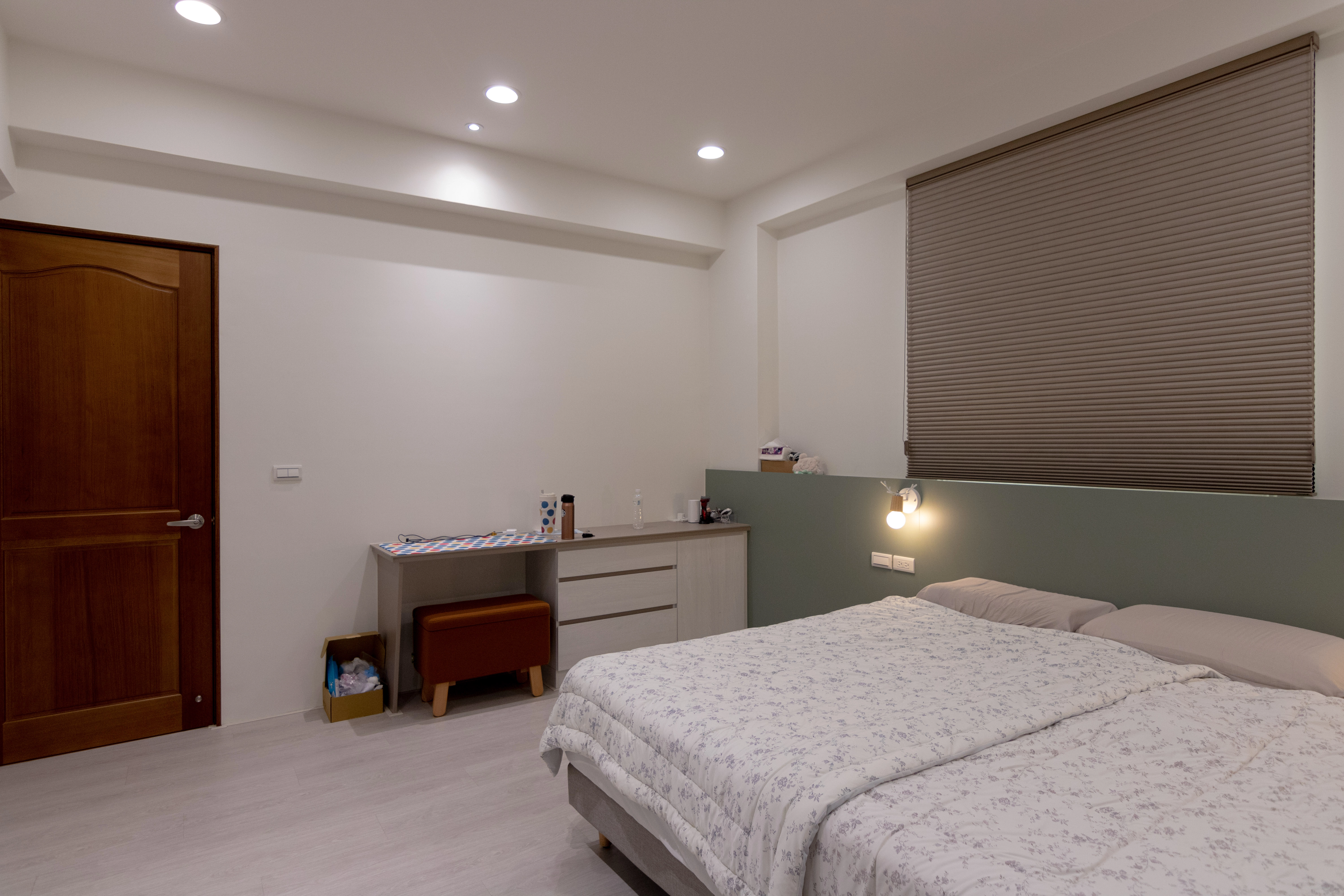 臥室系統櫃延伸一體化系統書桌檯面,完美利用空間,展現強大收納功能與簡約室內設計美學。