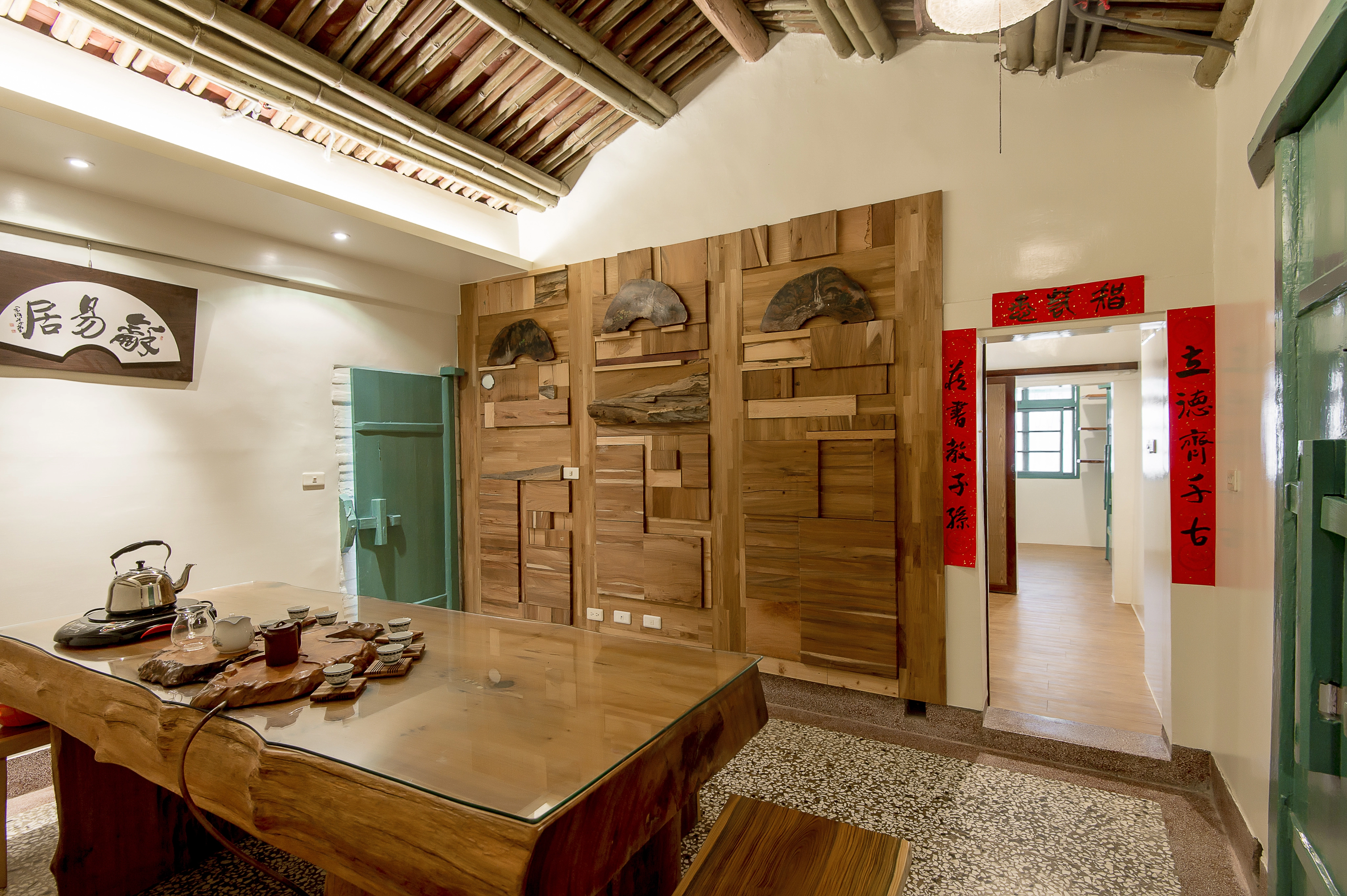 木作斜邊造型天花板設計: 矽酸鈣板精密施工,增添空間設計感。