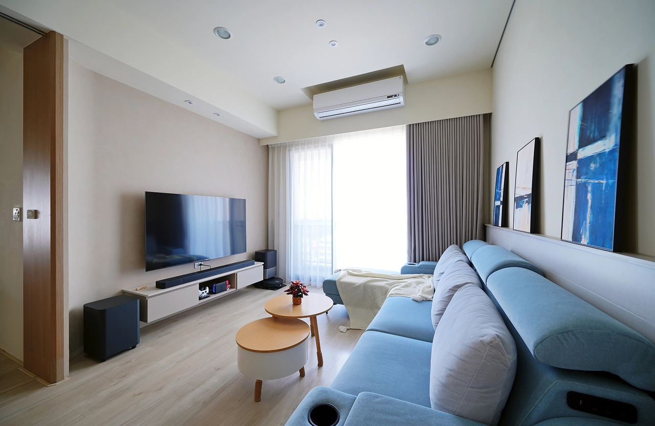 德盈設計客廳配置：懸吊電視櫃整合掃地機器人收納，展現極簡現代風空間美學。