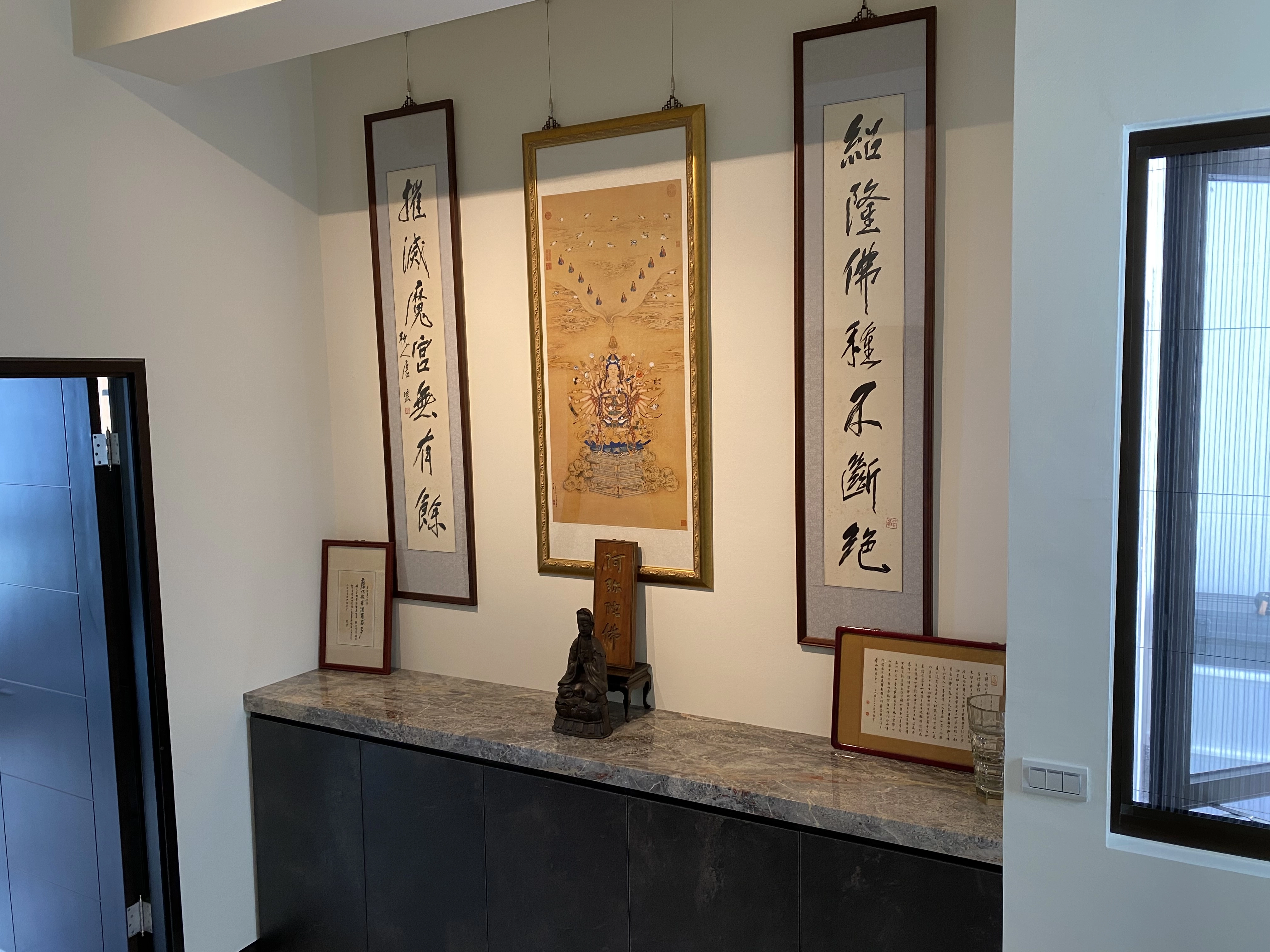 石紋牆面與中式藝術掛畫: 異材質大膽碰撞,疊加居家藝術層次感。