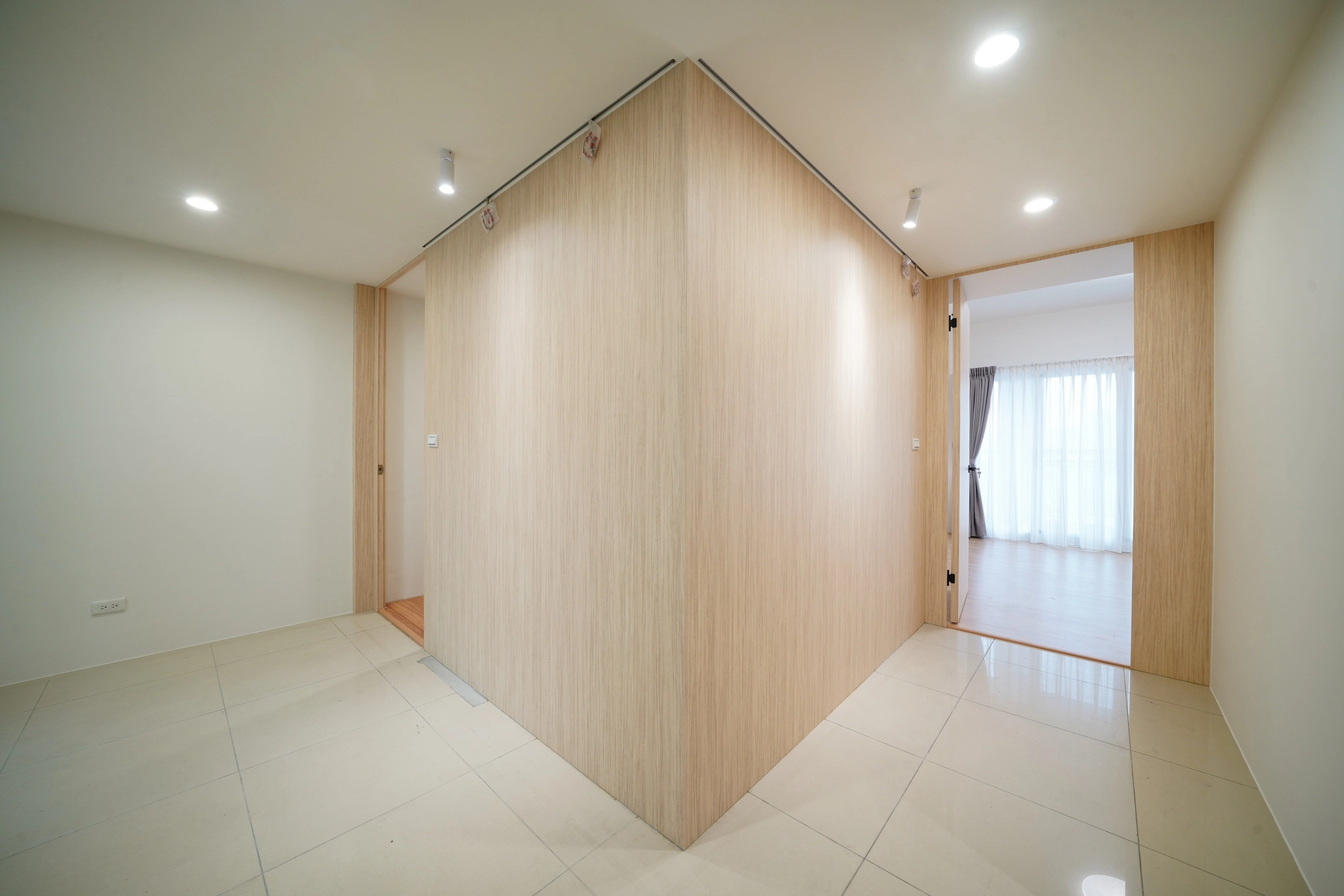 德盈室內設計:客臥隔間牆面貼系統板材,提升空間質感且風格統一,實現俐落美學與實用兼具的室內規劃。