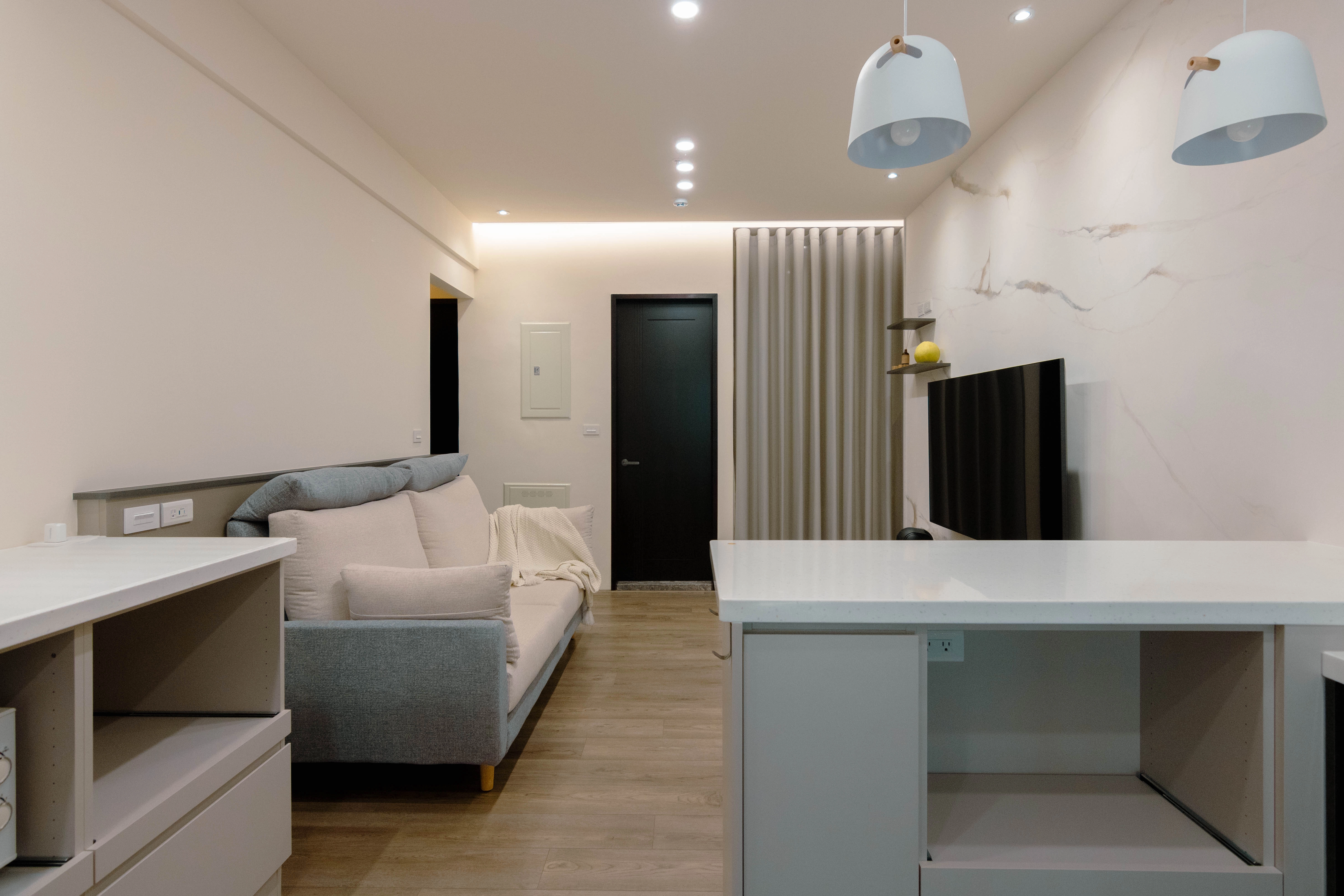 德盈客廳設計：大理石紋電視牆與懸空機櫃規劃，營造現代簡約的大器質感。