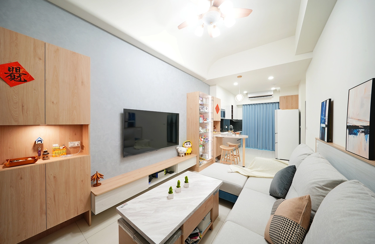 德盈設計客廳實景：現代簡約電視櫃結合展示高櫃，俐落櫃體設計打造質感收納空間。