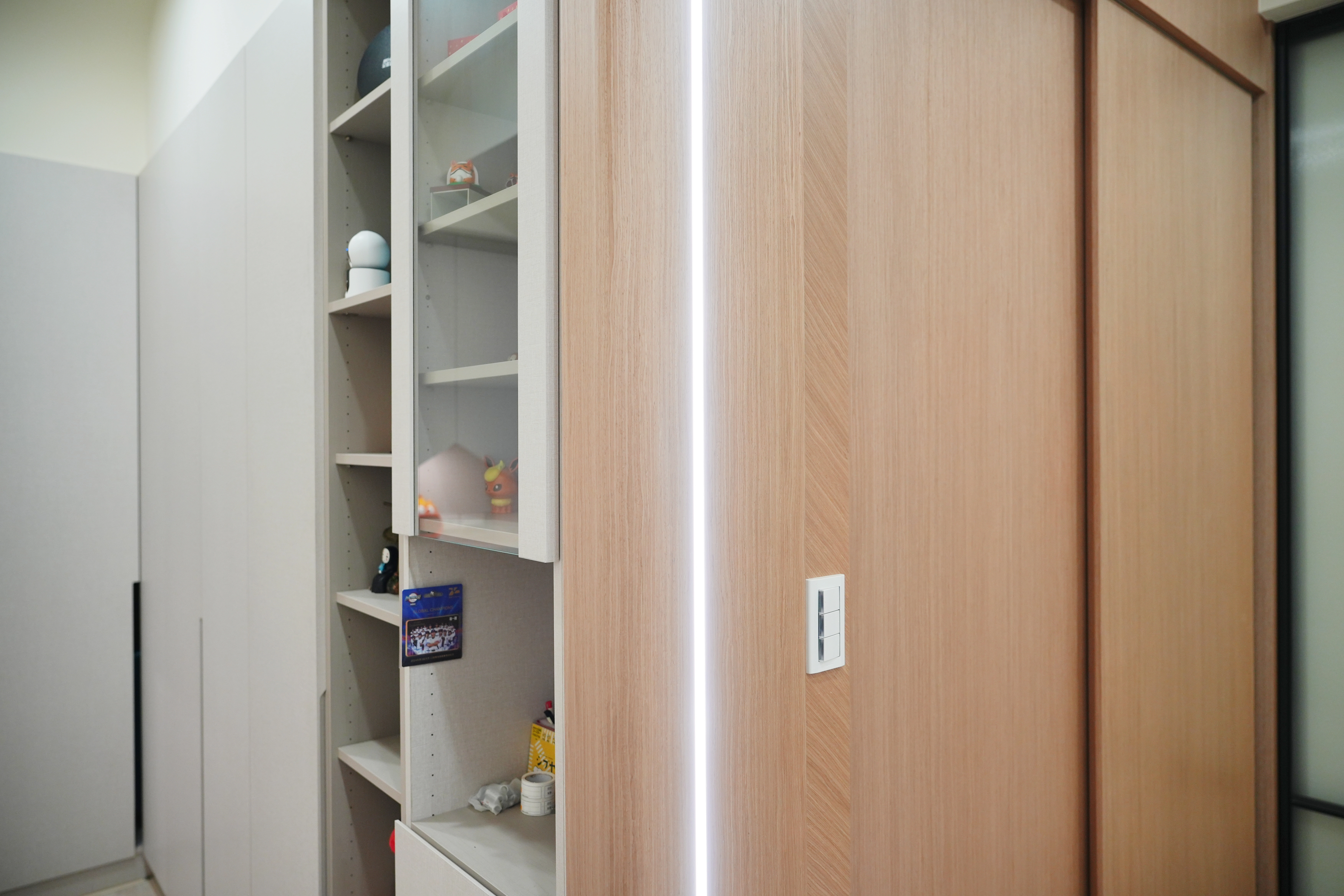 德盈室內設計精細工法:櫃體融入柔和崁燈條照明,輔助尋物更直覺,提升儲藏空間的高級質感與氛圍。