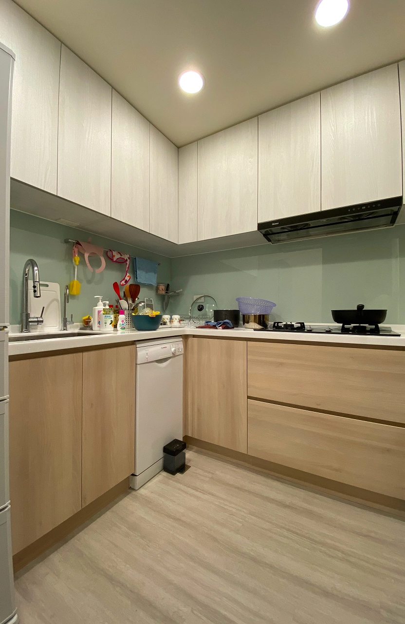 南科室內設計：針對育嬰家庭規劃的大容量收納櫃，優化廚房作業動線