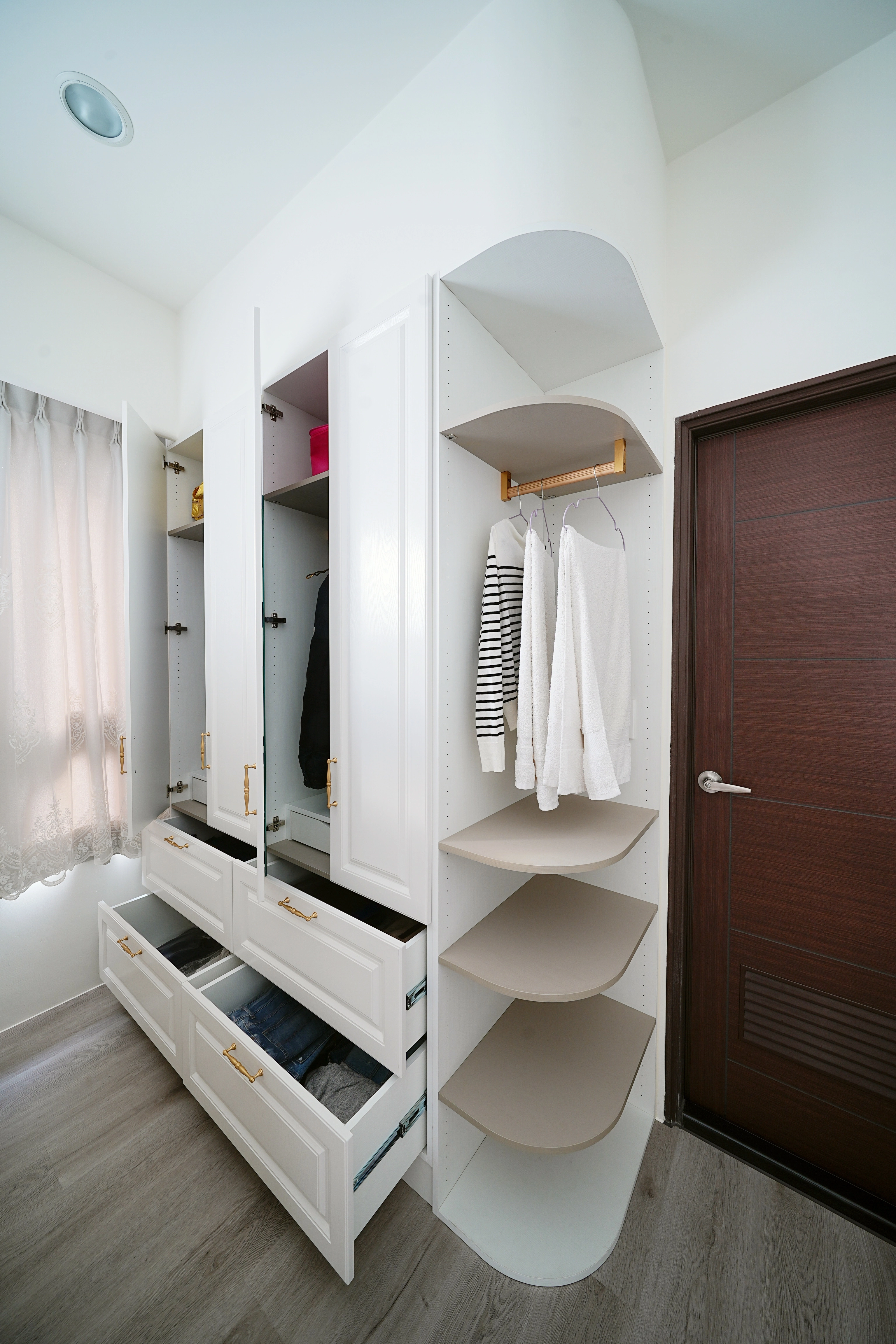 衣櫃結合圓弧收納櫃： 消弭轉角銳利感，提升使用安全性。