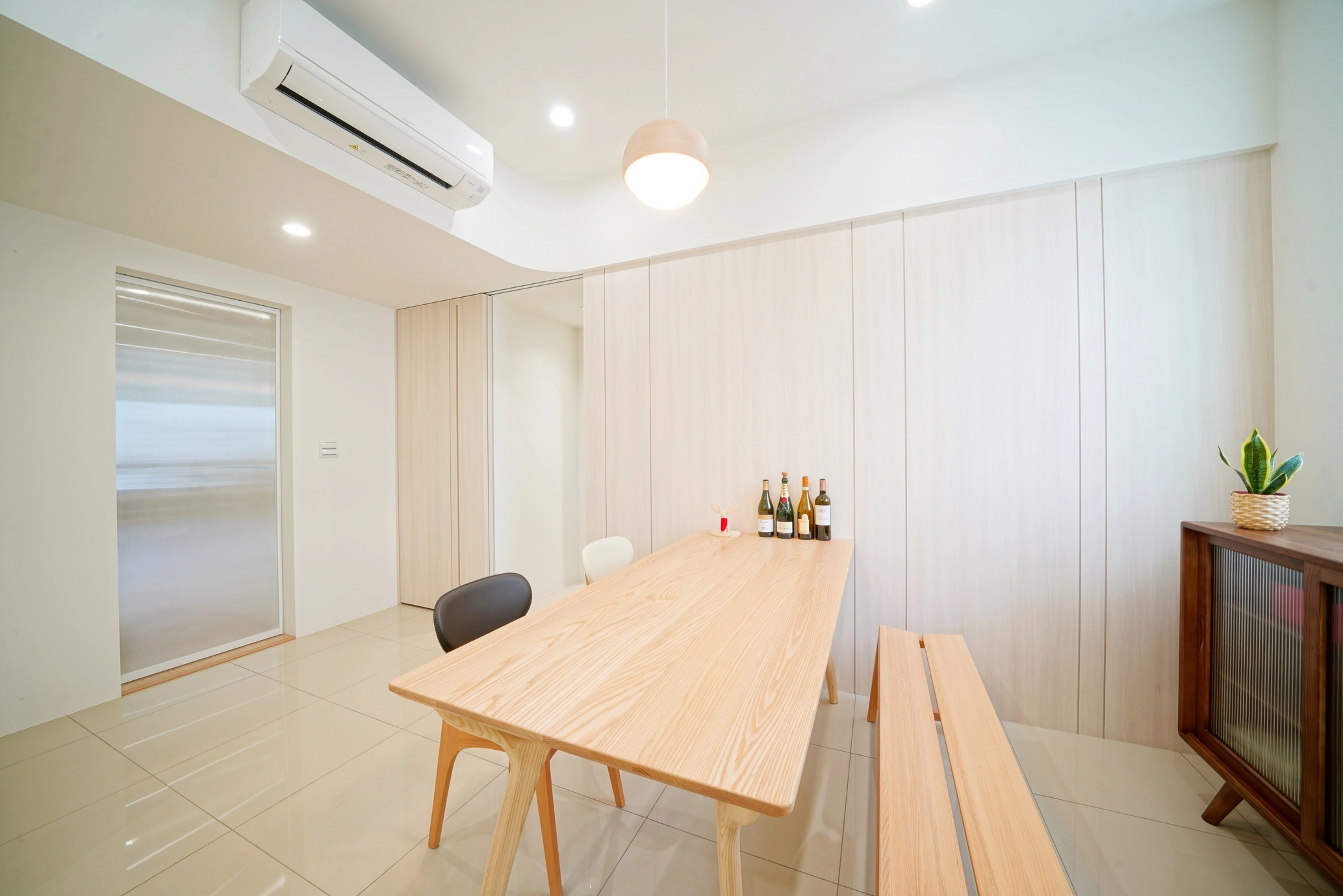 德盈室內設計:打造質感餐廳規劃,營造溫馨用餐環境,完美融合居家美學與日常實用機能。