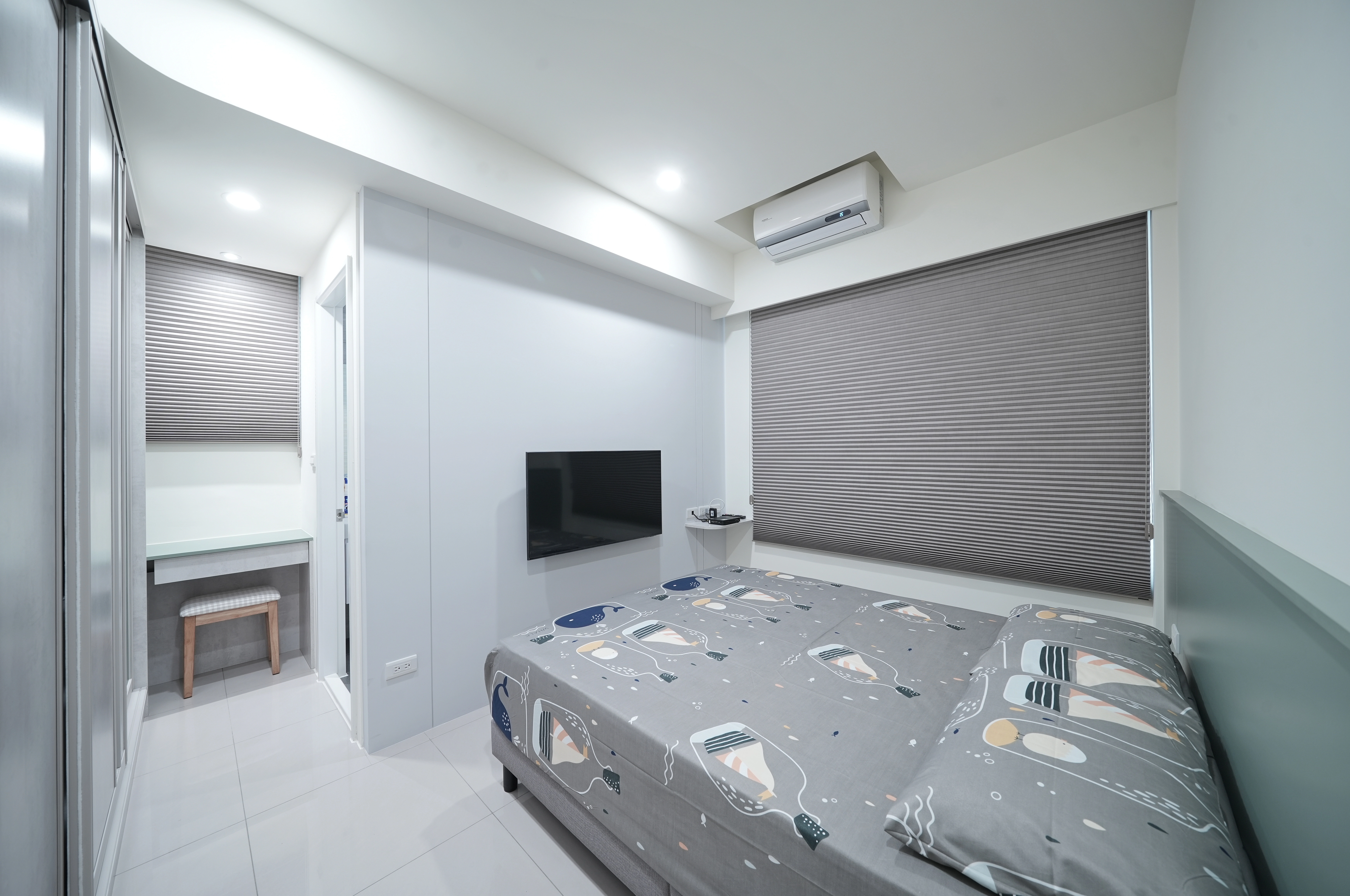 德盈小宅收納實例:臥室系統電視牆整合側邊開放式收納櫃