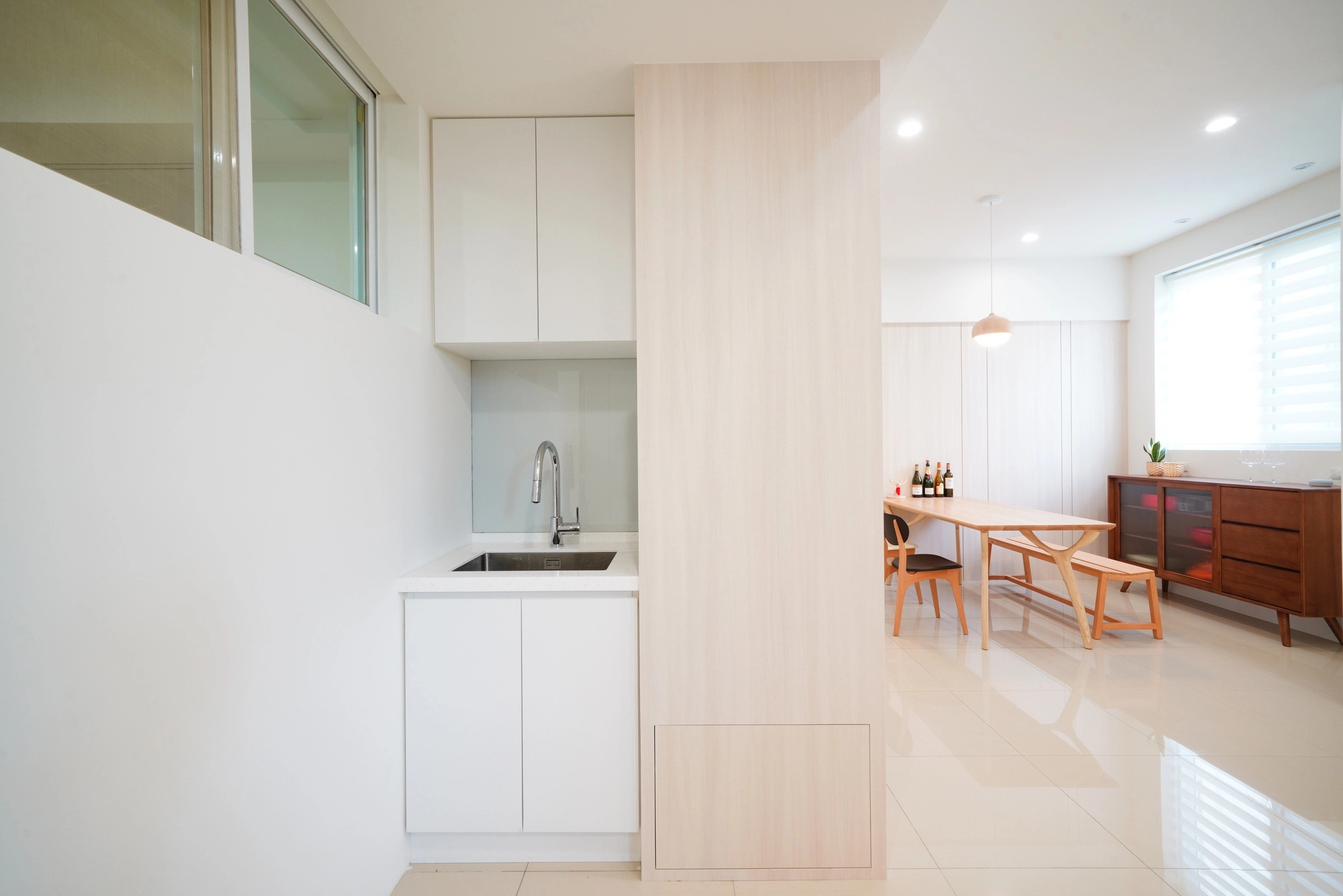 德盈空間規劃:精準配置洗手槽旁系統櫃,有效擴充廚房收納機能,讓日常生活動線更顯整潔與便利。