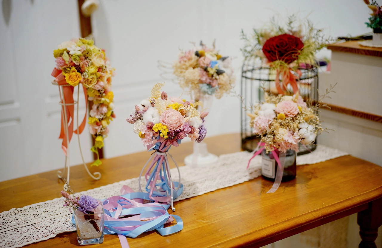 花房展示層架，結合暖色軌道燈，完美呈現乾燥花藝作品的細膩層次。