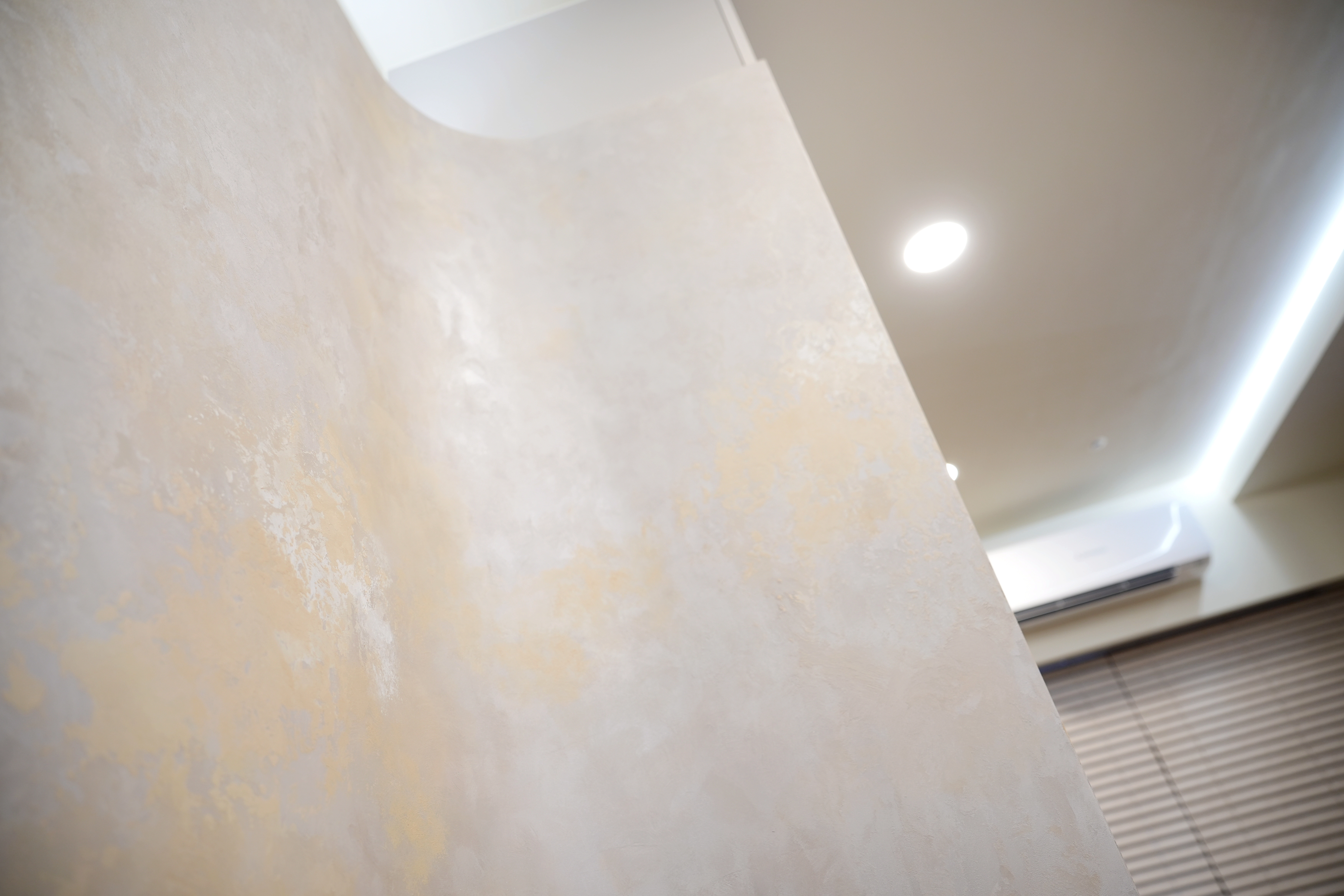 德盈藝術塗料施工:手工感奶咖色藝術牆面搭配弧形工法,營造居家手作質感。