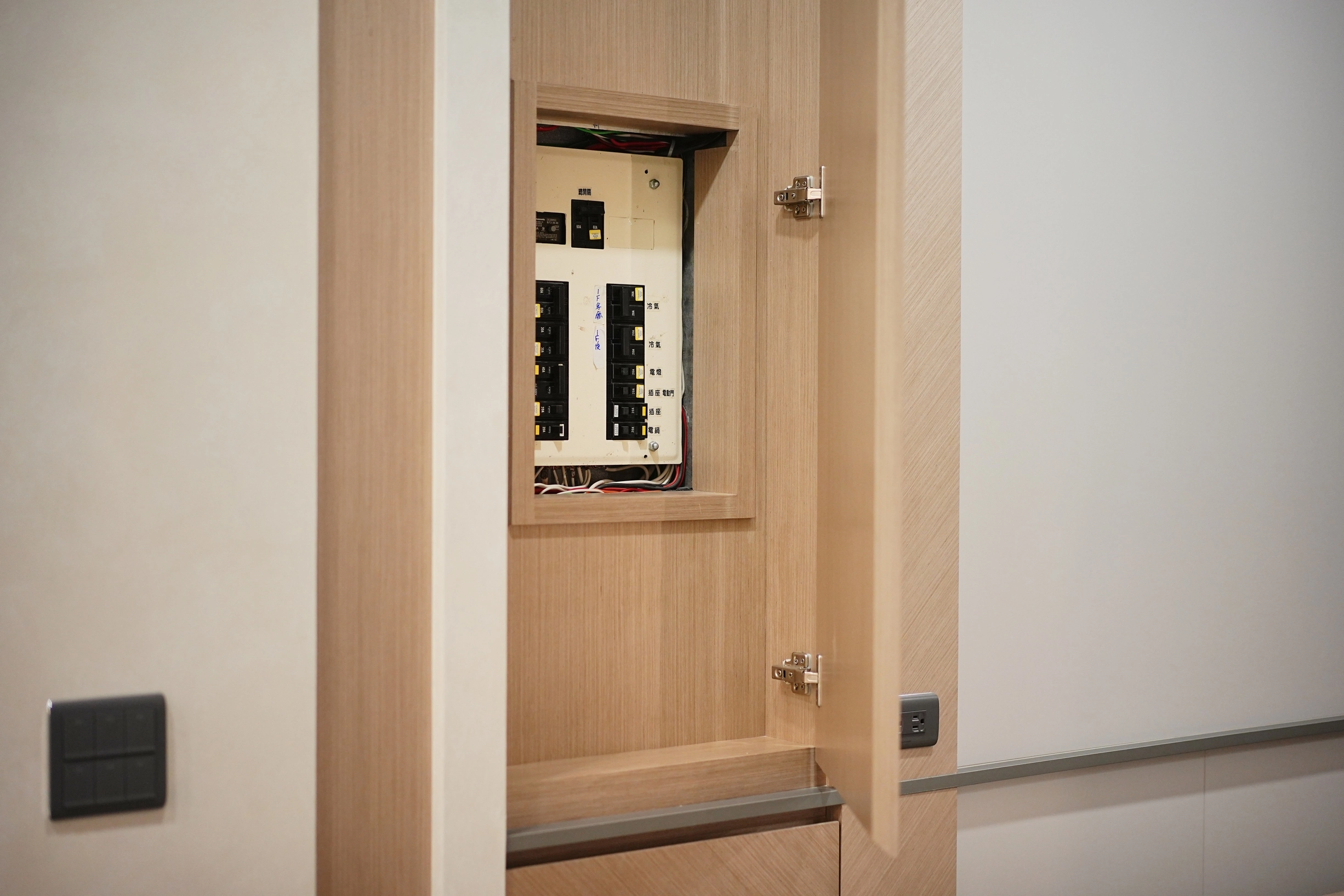 德盈空間規劃:美化居家電箱位置,透過系統櫃隱藏設計,維持牆面視覺清爽俐落,落實空間美學。