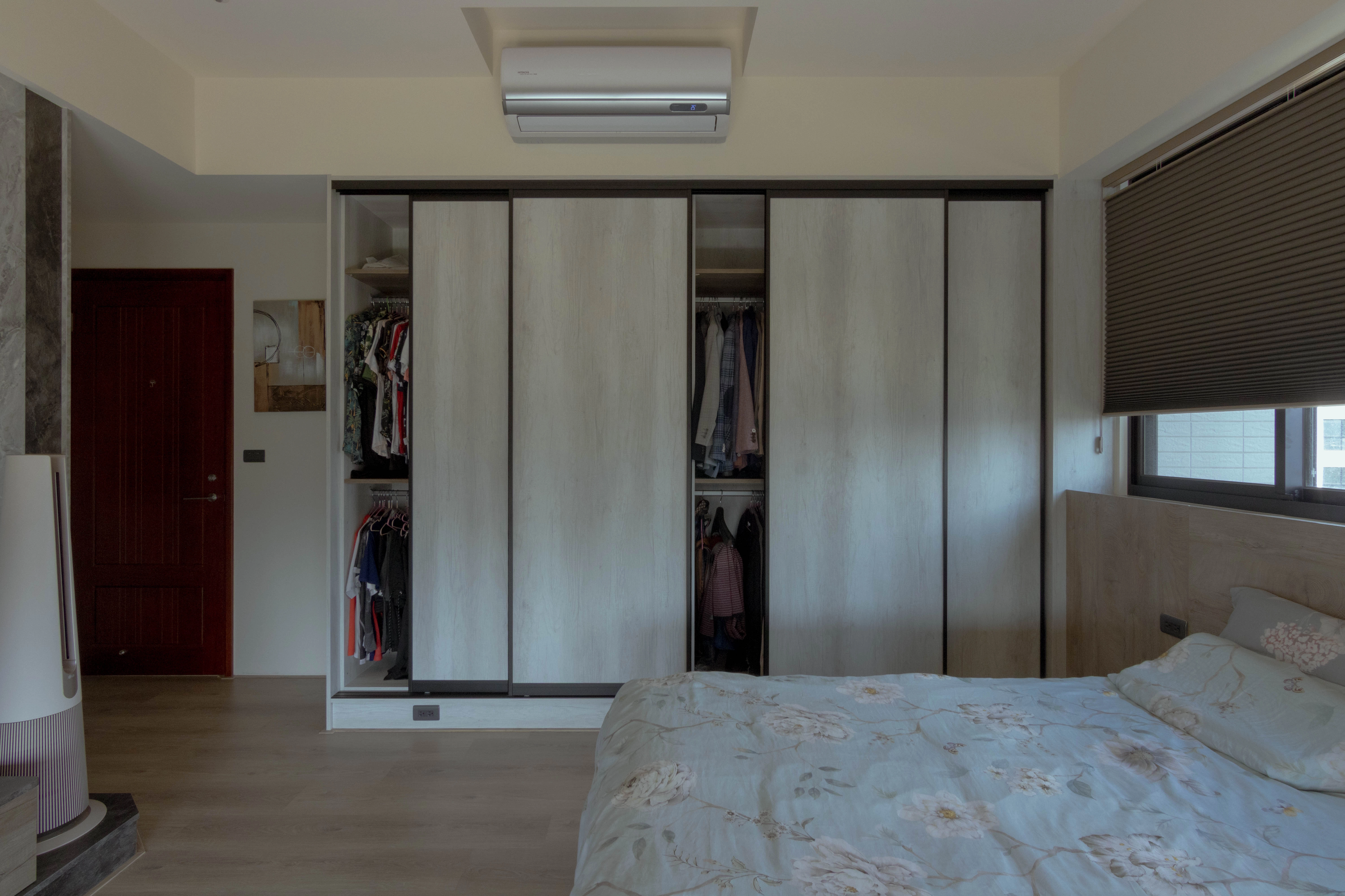 德盈臥室收納:現代風推拉門衣櫃,純淨色調營造優雅高品質空間。