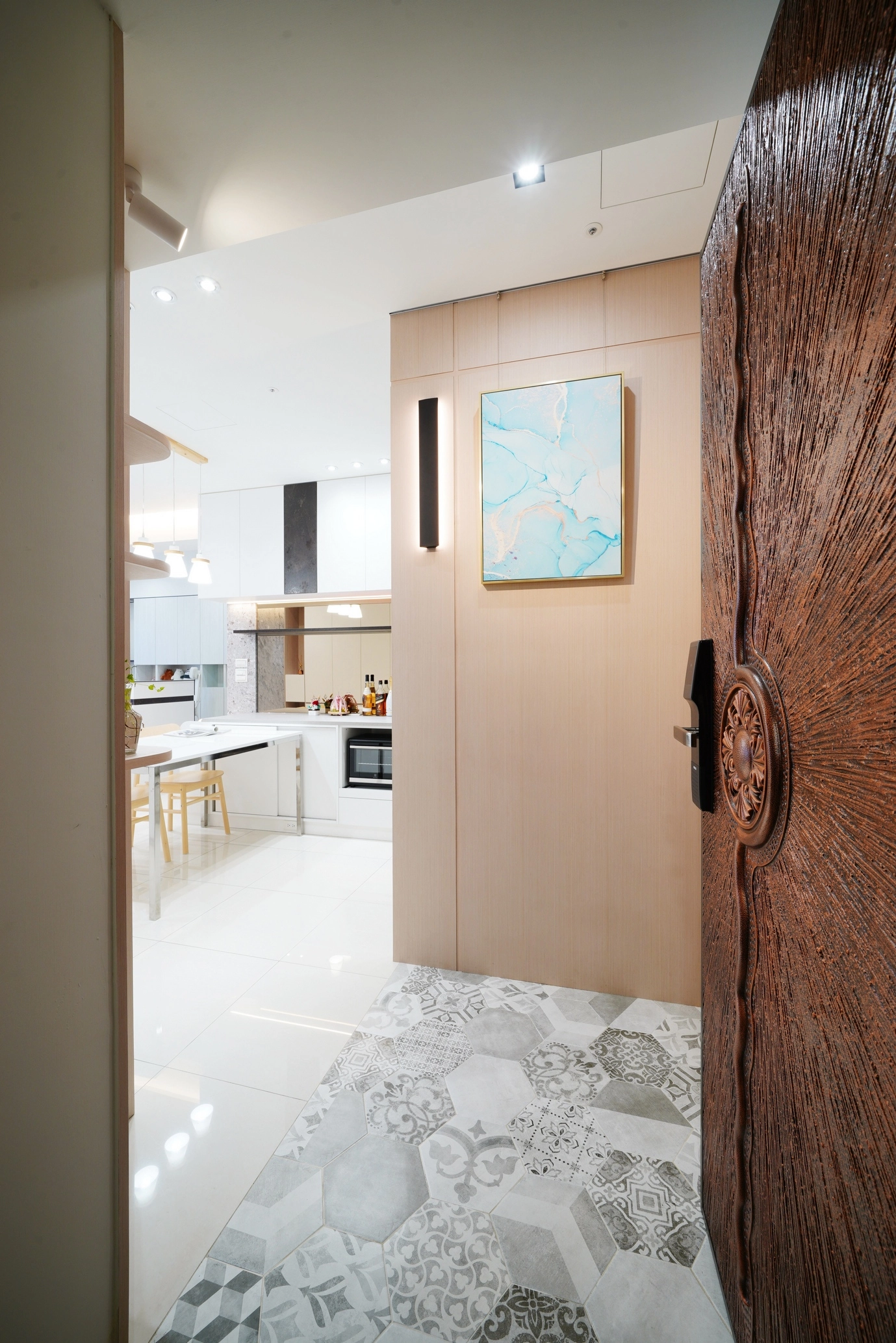 德盈設計玄關入口：六角花磚地坪銜接暖木色立面，搭配造型掛畫呈現極具質感端景。