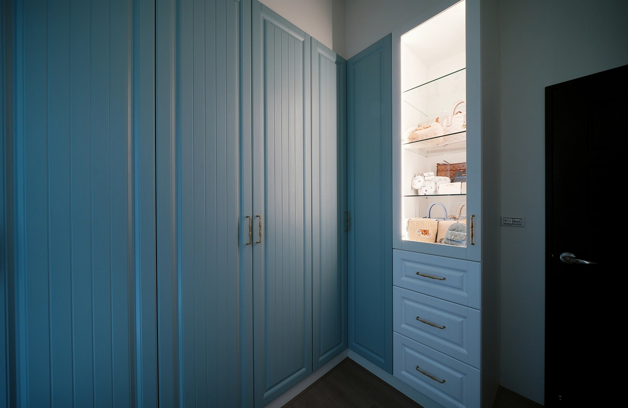 歐風古典更衣室，歐式造型門片。復古把手搭燈光，多功能展示抽屜設計。