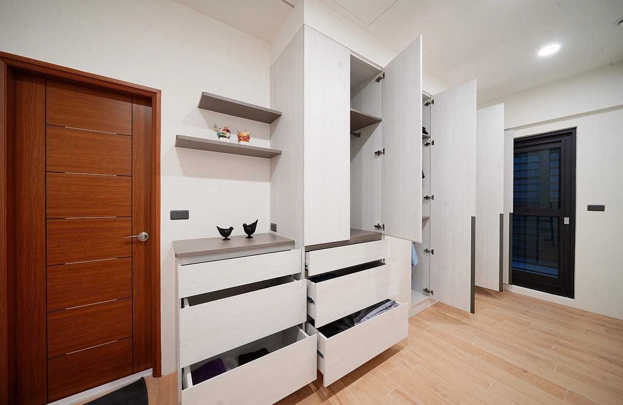 德盈空間規劃：系統櫃精緻材質觸感，透過暖色調配色與五金細節處理，實現機能與美學兼具的收納美學。