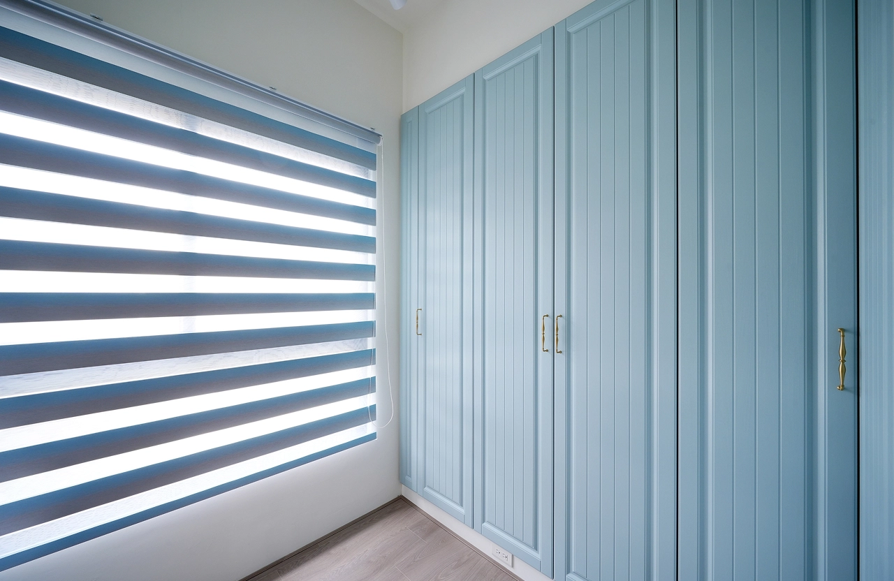 德盈設計更衣室實景：歐風線板設計衣櫃結合開放式吊掛，打造精緻優雅的私密收納空間。