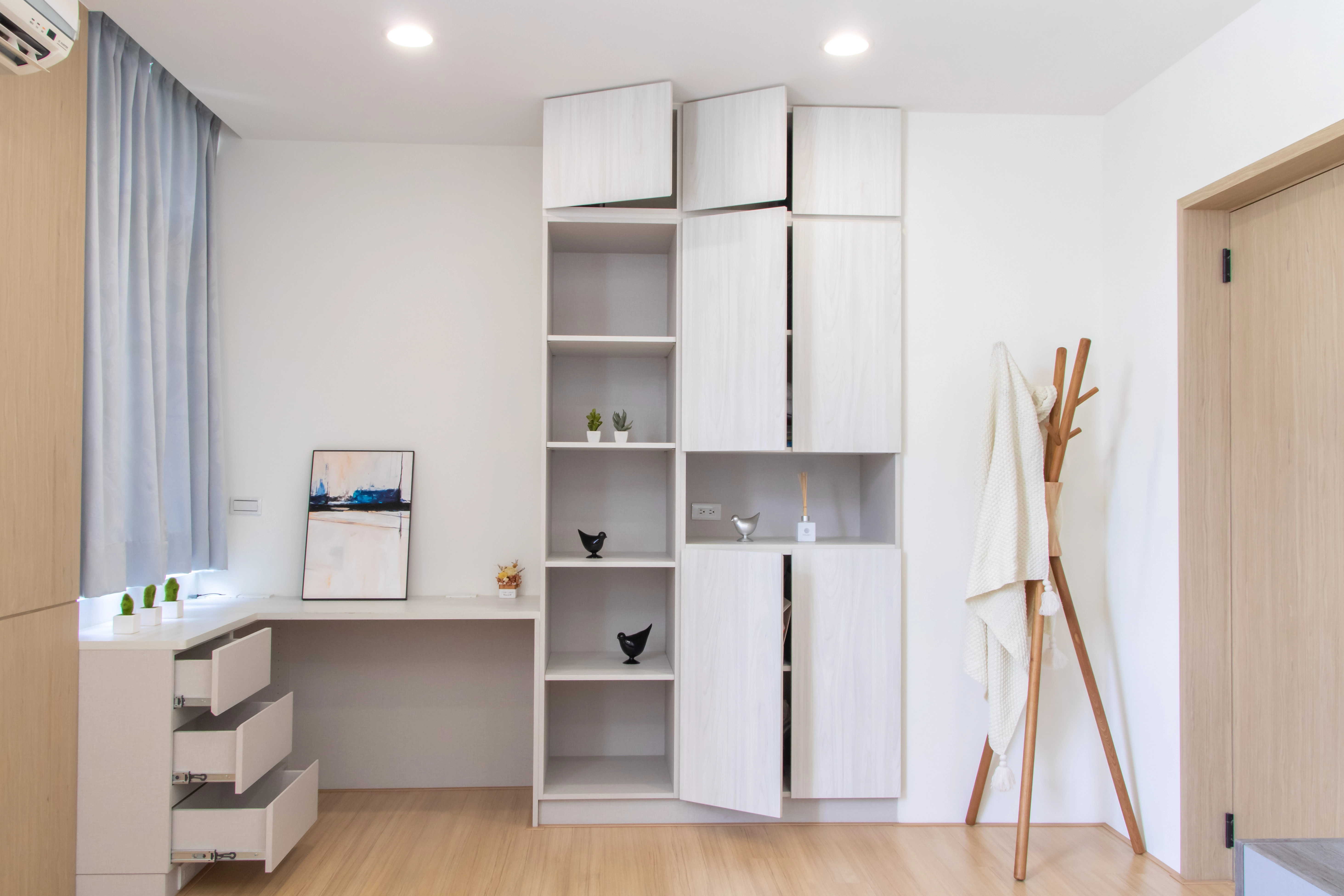 德盈小宅臥室設計:系統櫃整合書桌發揮坪效極致