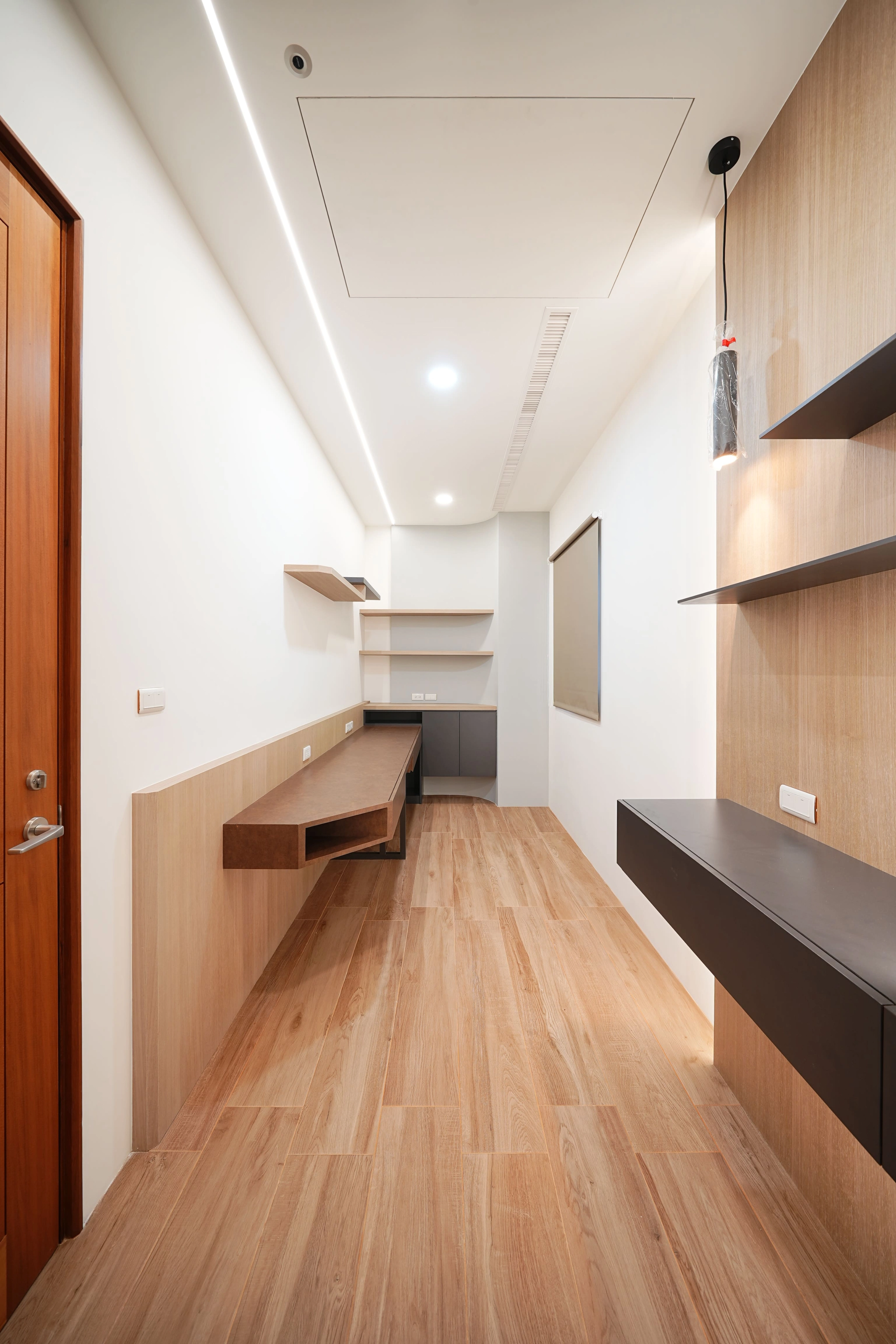 轉角空間客製轉向收納櫃，高效利用坪效，實現海量衣物儲藏需求。