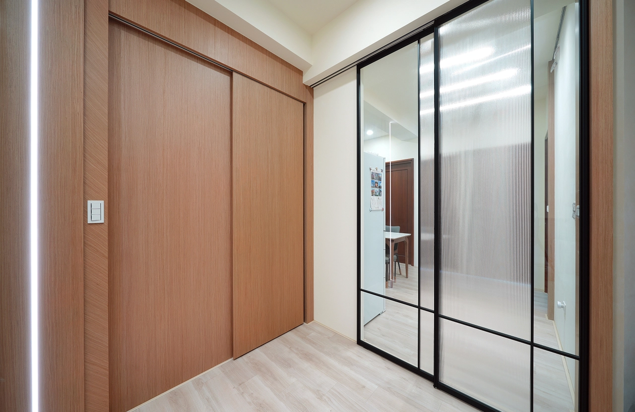 德盈室內設計木質隱藏門與長虹玻璃推拉門，透過異材質結合營造簡約層次感。
