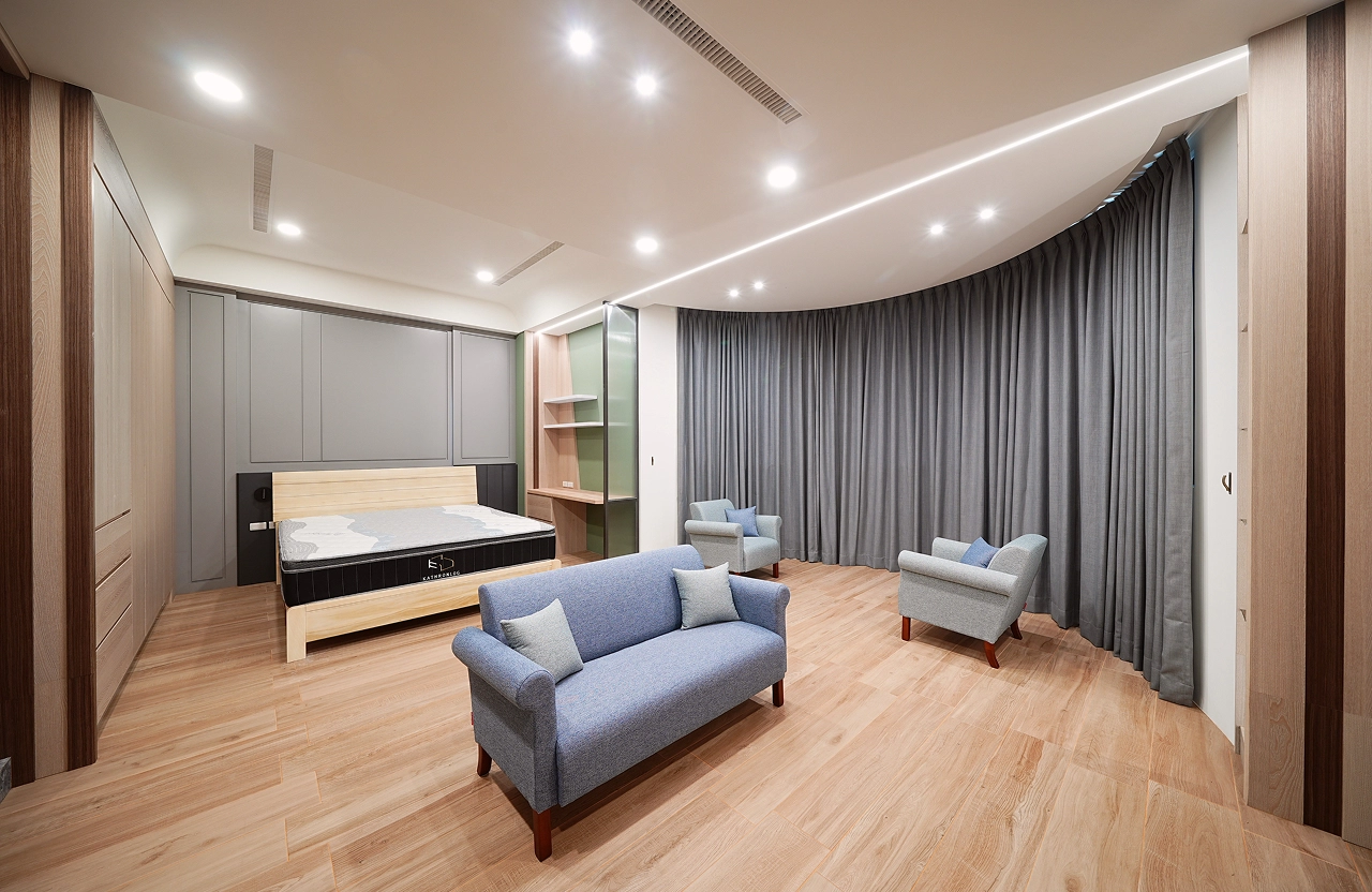 德盈自地自建案例：主臥室木質格柵床頭牆，營造舒壓睡眠氛圍。