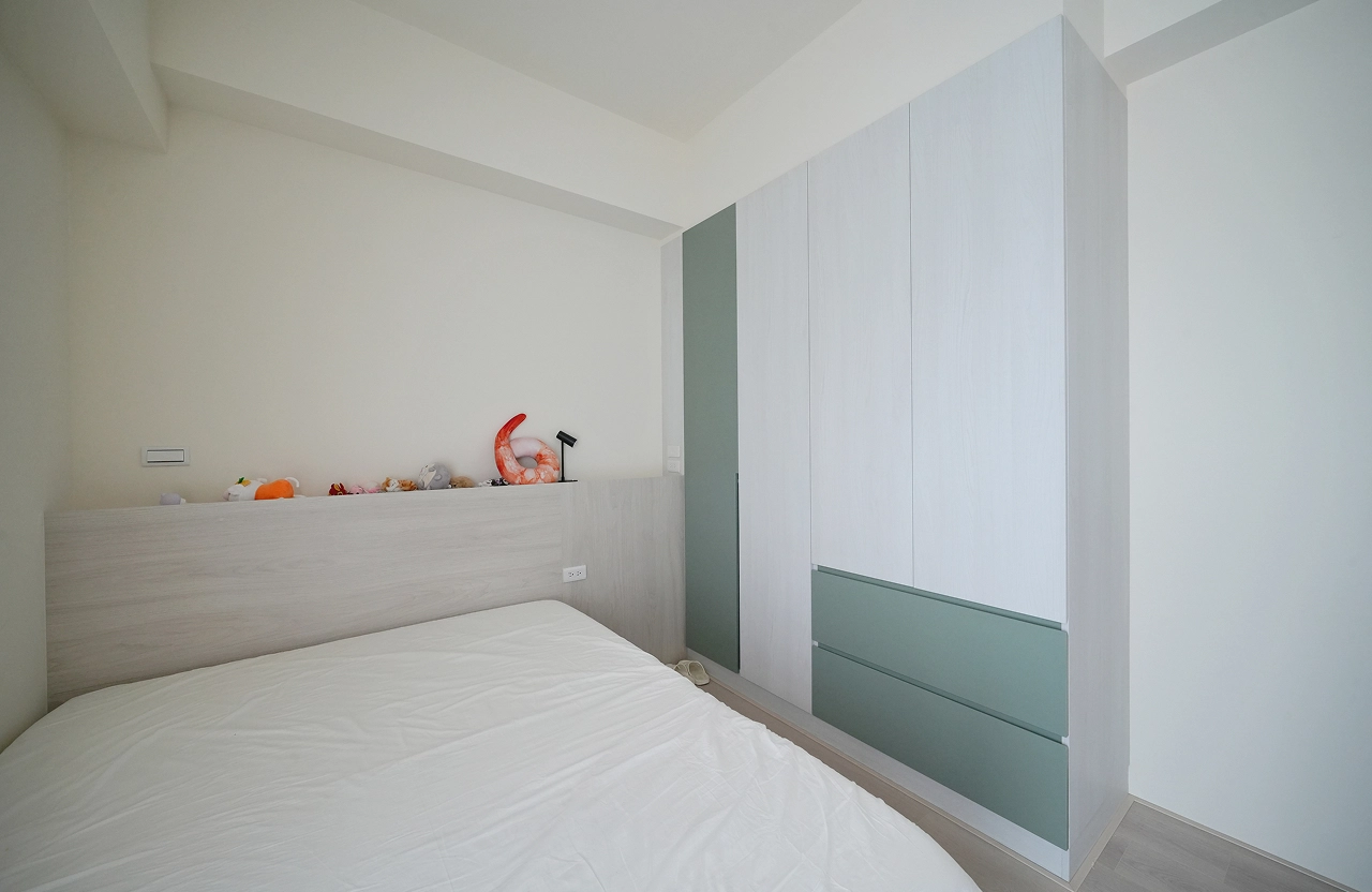 精算裝修預算規劃孩臥綠色系系統櫃，搭配木質床頭牆展現簡約質感