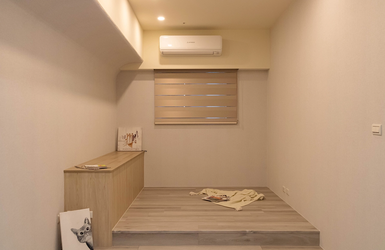 懸浮矮櫃與休憩區： 系統懸吊電視矮櫃維持輕盈，木作加高區隔並設有收納上掀櫃。