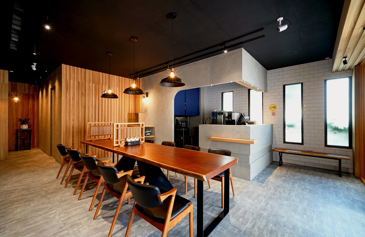 小坪數高坪效餐飲設計： 靈活配置桌次動線，極大化空間價值。