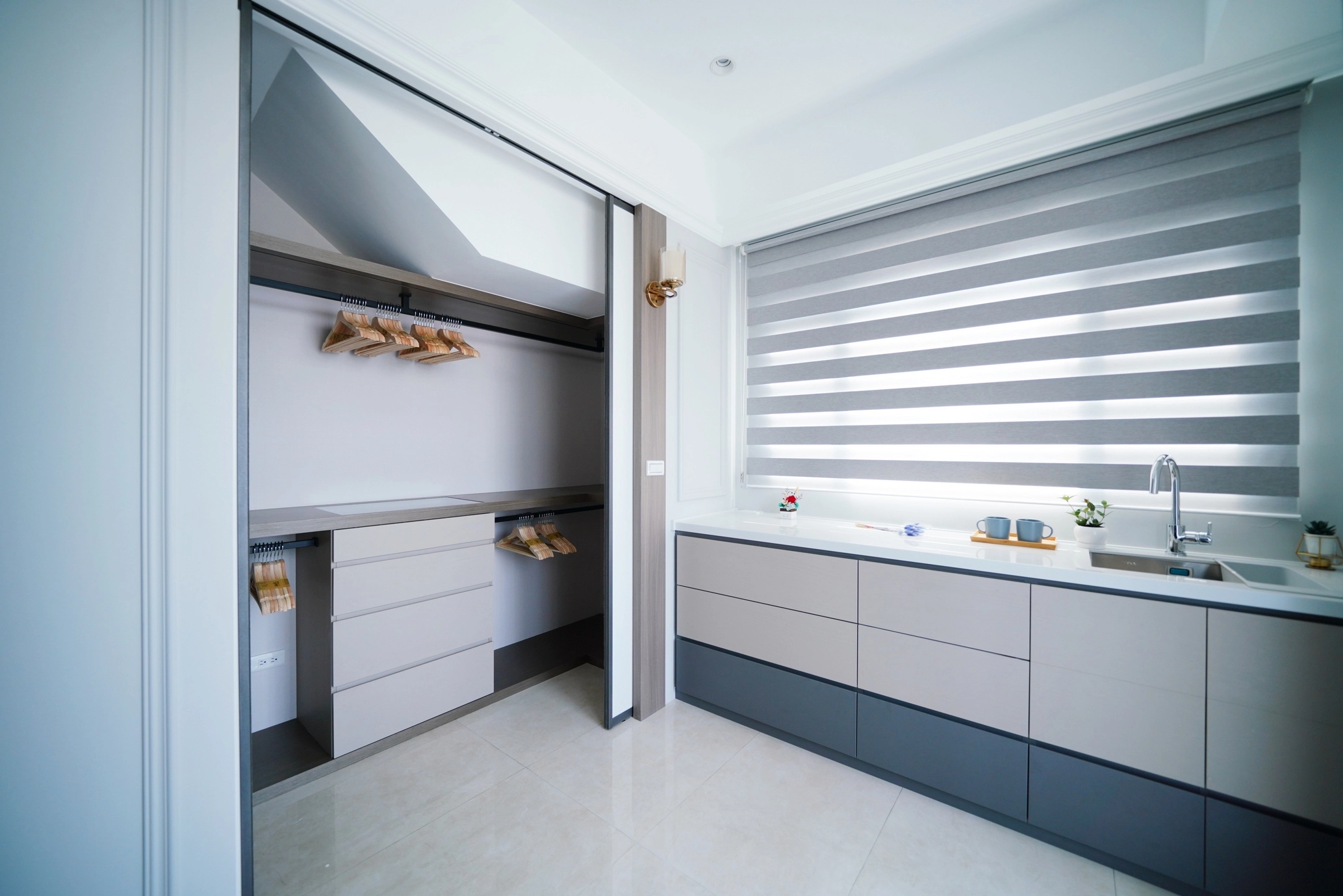 臥室配置量身訂製的系統衣櫃,在現代簡約中極大化空間儲物效益。