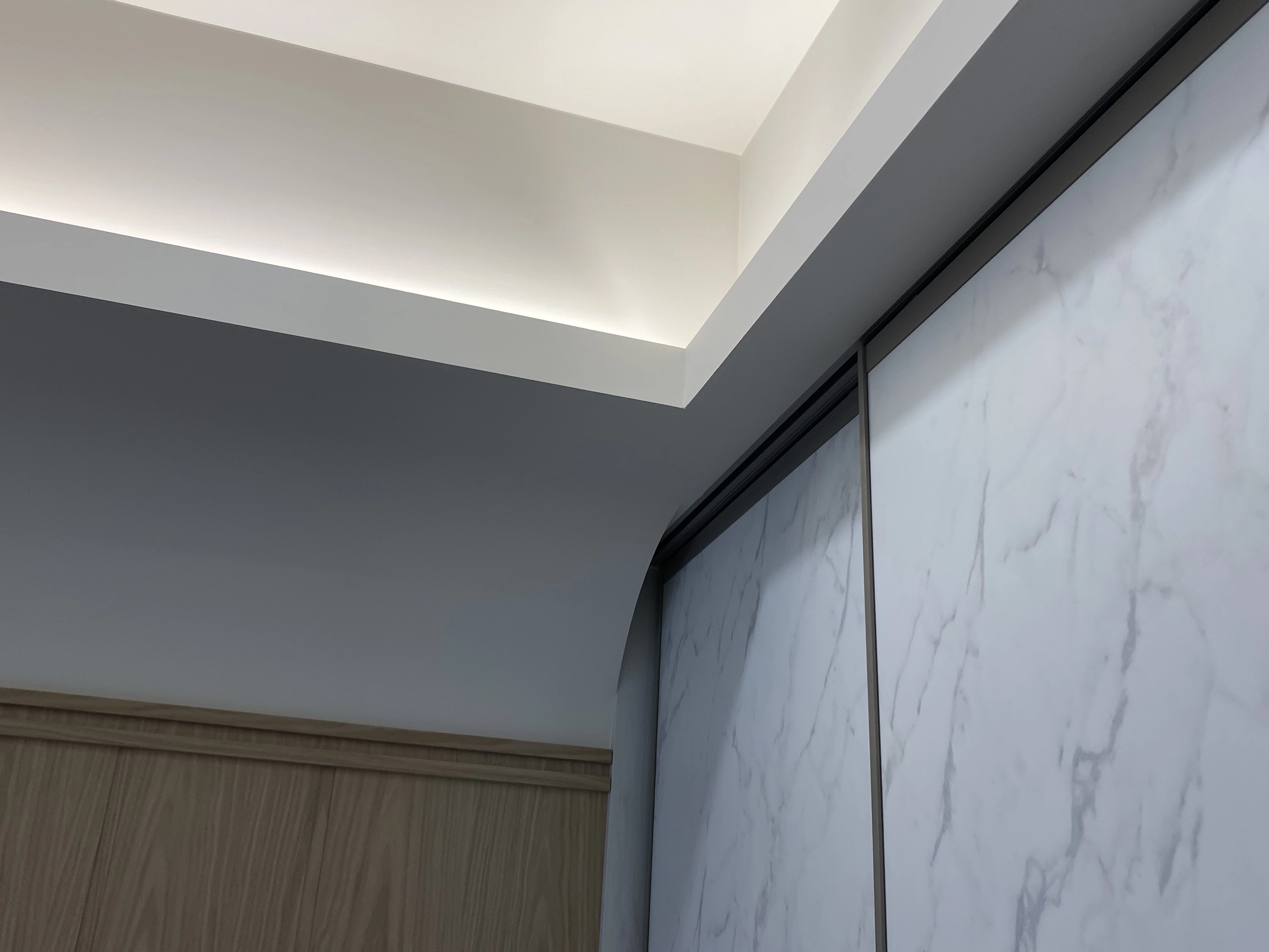 德盈空間規劃:展現精湛工藝,將系統衣櫃完美嵌合圓弧天花板,落實無死角的空間美學。