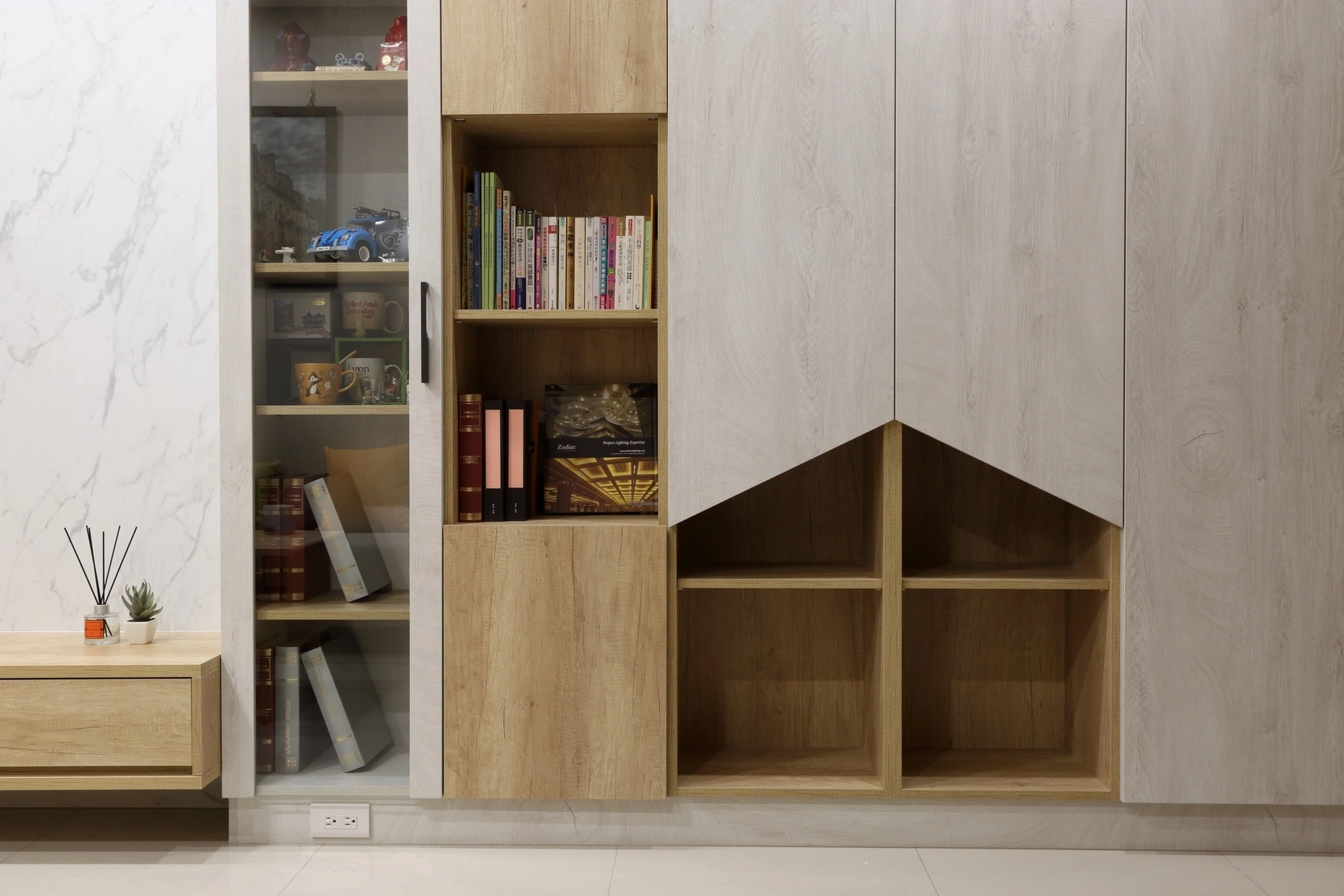 系統推拉門與開放櫃: 靈活配置儲物空間,優化餐廳收納效率。