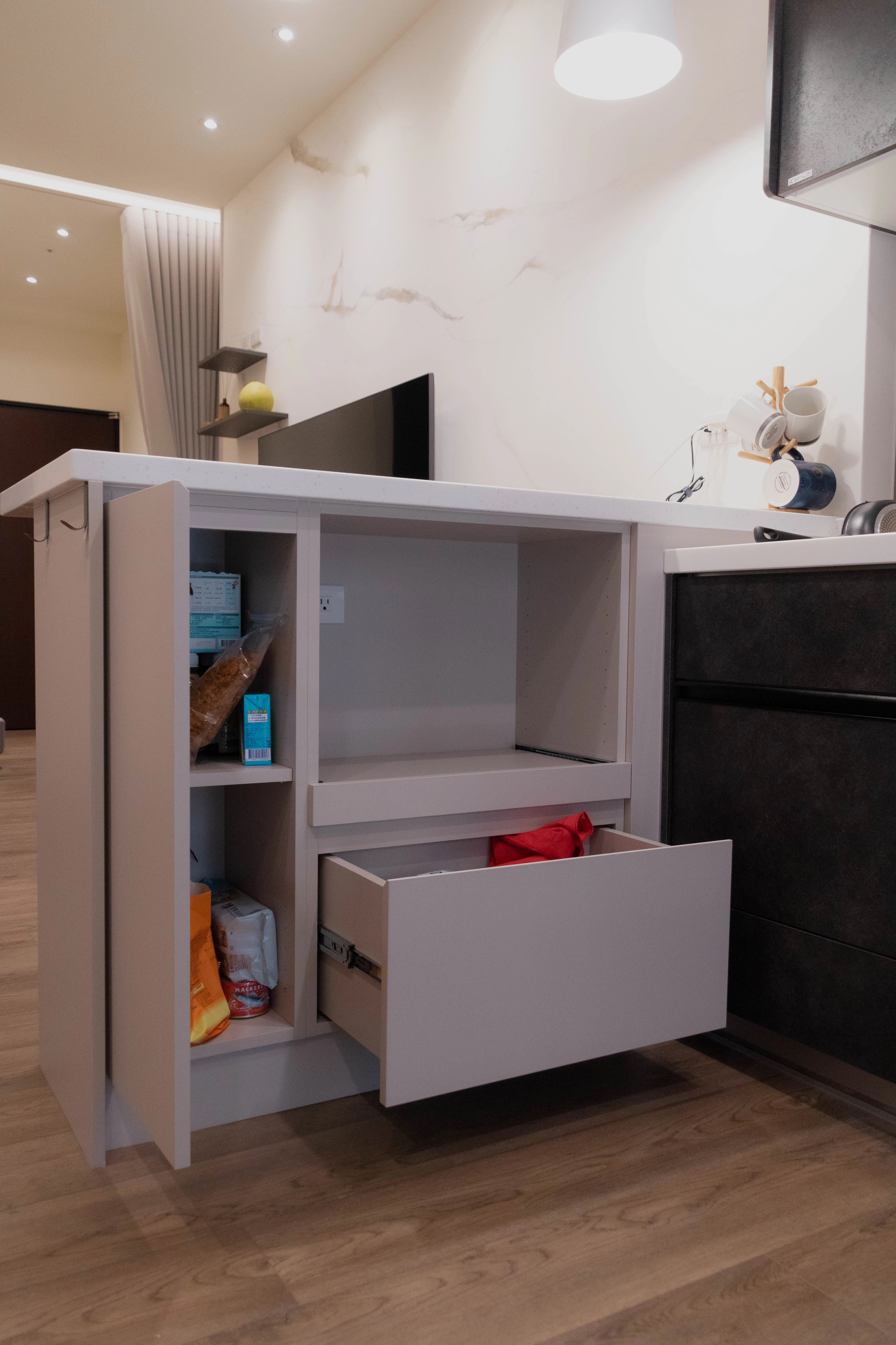 德盈設計：實用型吧檯兼收納櫃規劃，將備餐機能與居家儲物完美結合，體現小坪數住宅的極致收納美學。