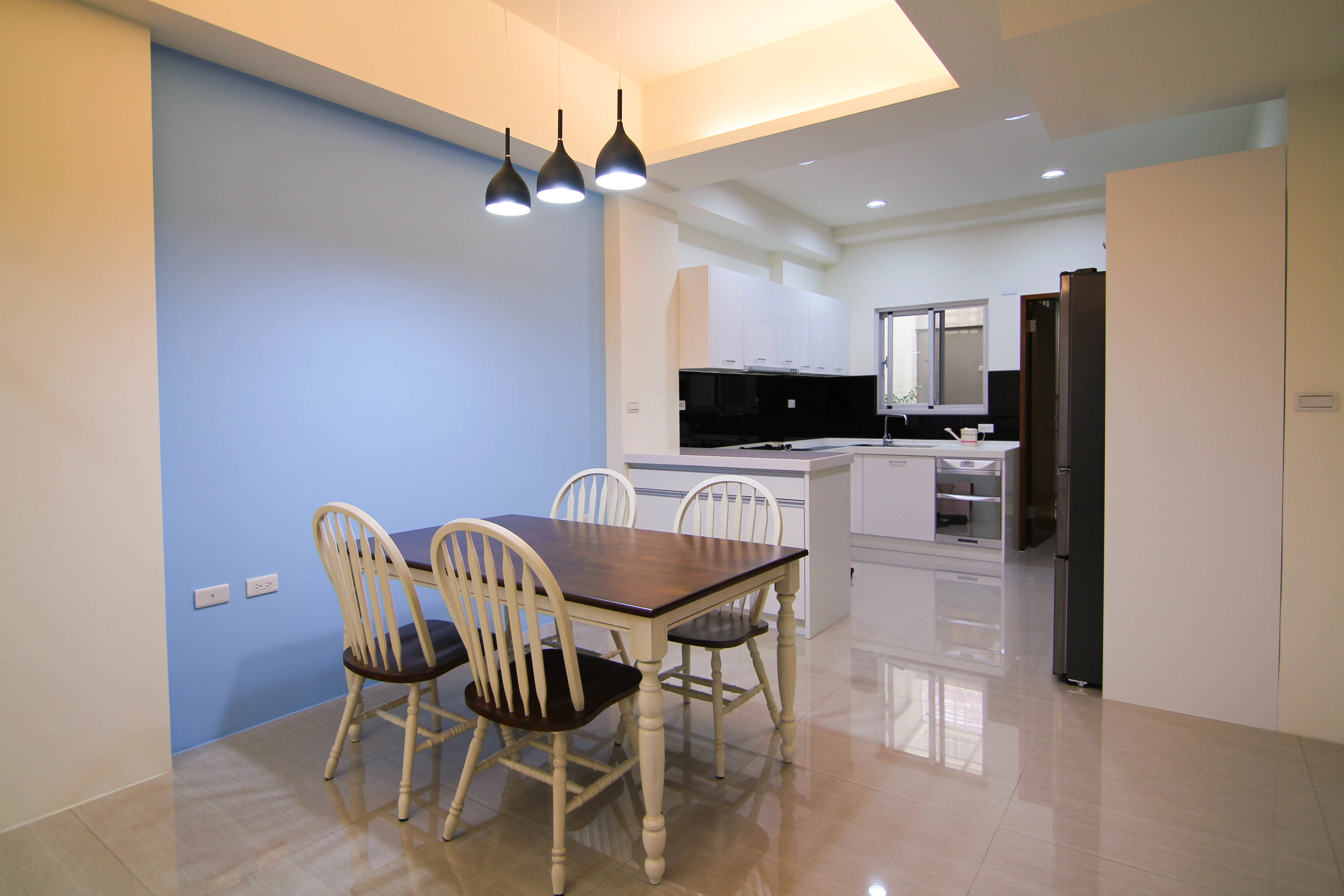 人造石檯面吧台矮櫃: 整合餐廚機能,打造家人交流核心。