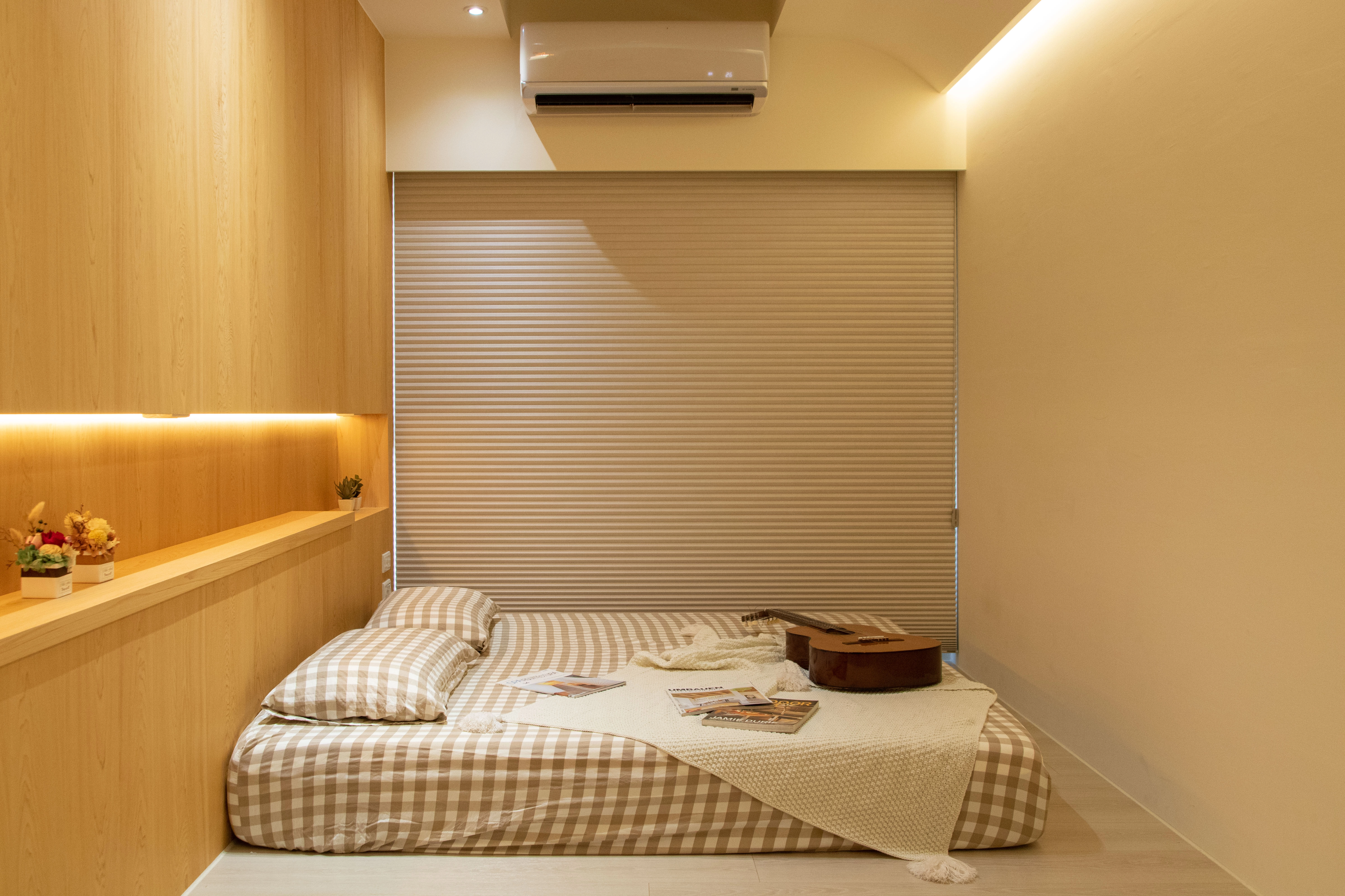 德盈設計精工:床頭格柵設計展現細膩木作質感,結合現代簡約線條,營造臥室空間的深度與層次美感。